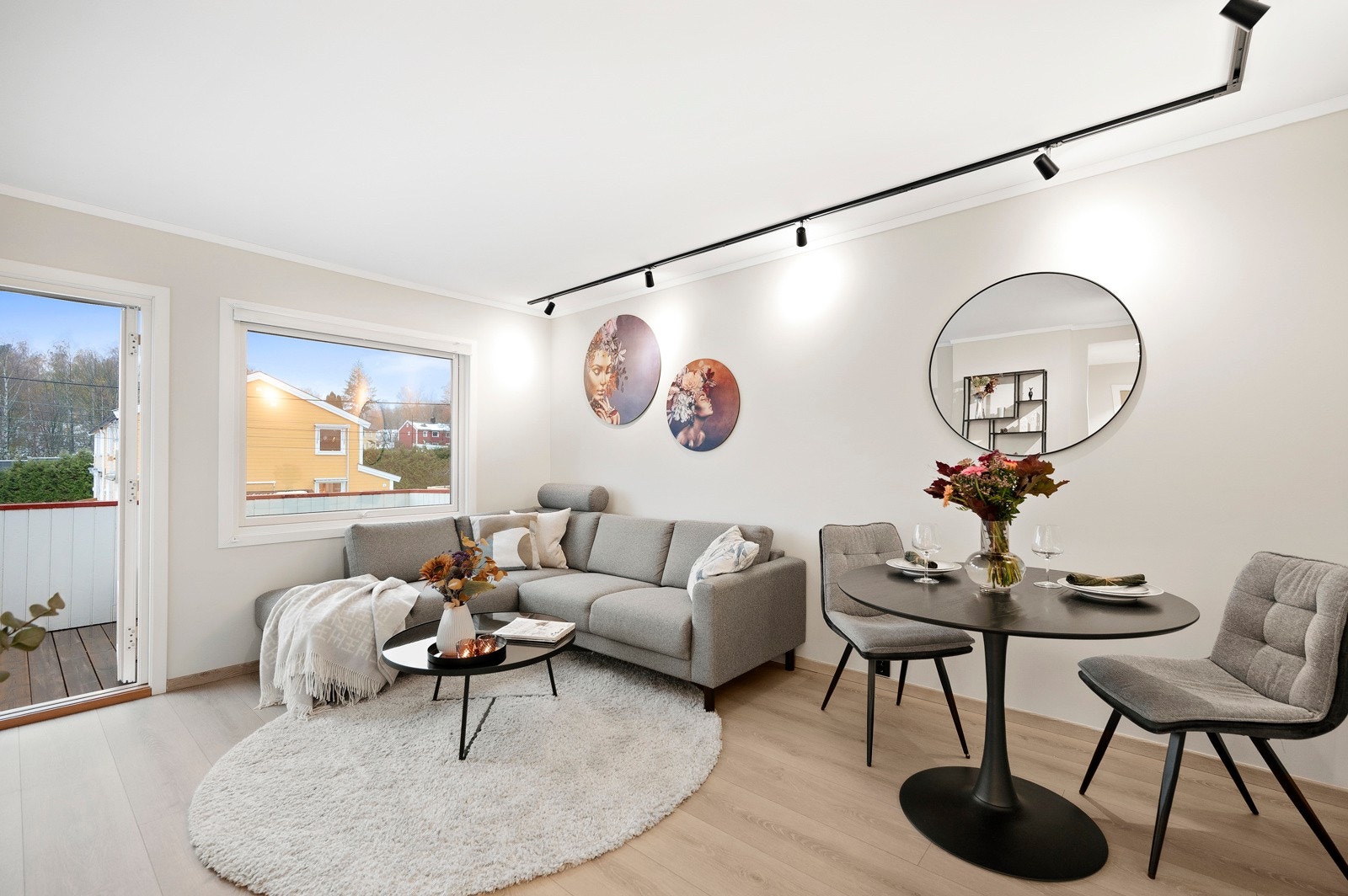 Du får en romslig og lys stue med plass til en hyggelig tv- og sofakrok, samt spisebord med tilhørende møblement. Galleribilde