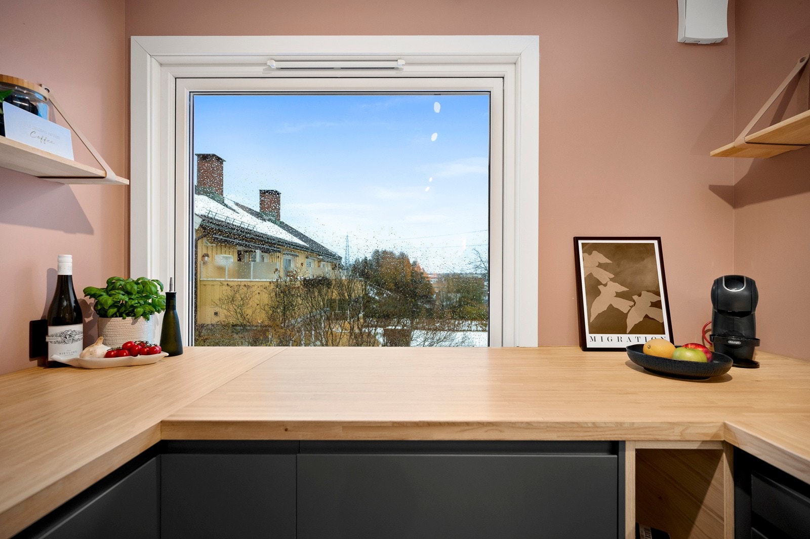 Kjøkkenet har rikelig med skap- og benkeplass, samt vindu som slipper inn rikelig med naturlig lys og gir deg en hyggelig atmosfære og utsikt mens du kokkelerer. Galleribilde