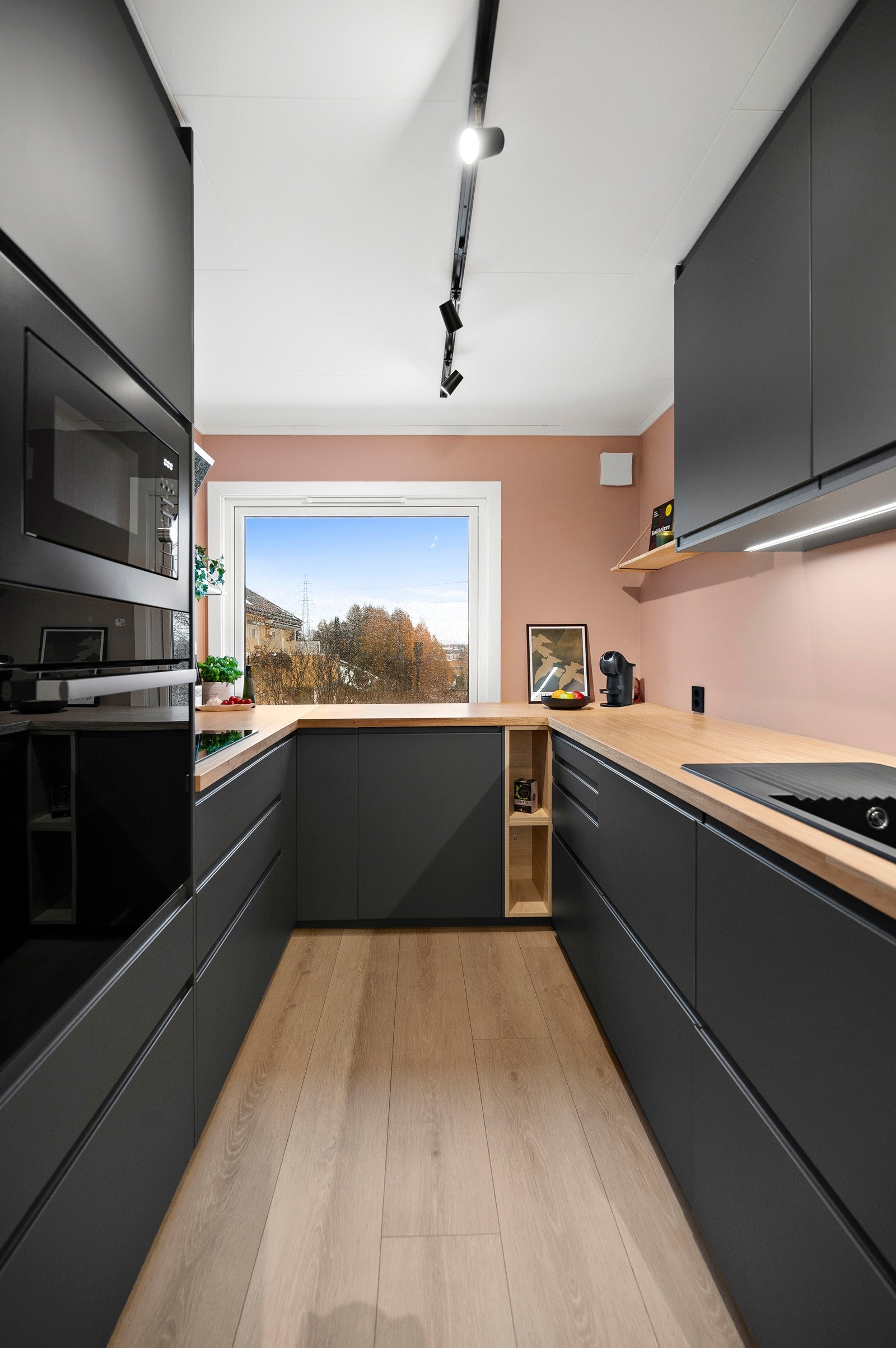 Kjøkkenet ble i sin helhet pusset opp i 2021, hvor du nå får en flott innredning med glatte fronter og heltre benkeplate med nedfelt oppvaskkum. Galleribilde