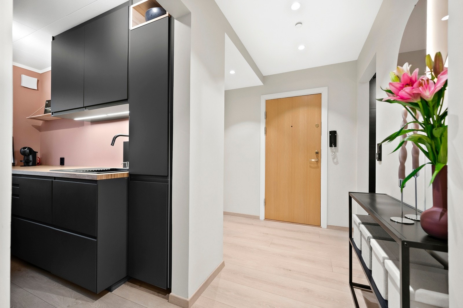 Kjøkkenet vil du finne praktisk plassert i eget rom. Galleribilde