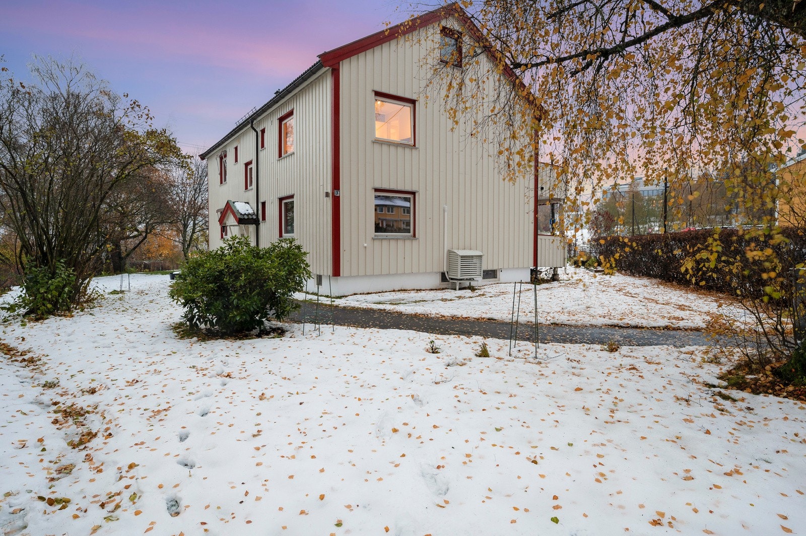 Fordelingen av hagen blir gjort mellom beboerne i firemannsboligen. Denne leiligheten har del av hagen på to steder av tomten. Solrikt, grønt og skjermet! Galleribilde