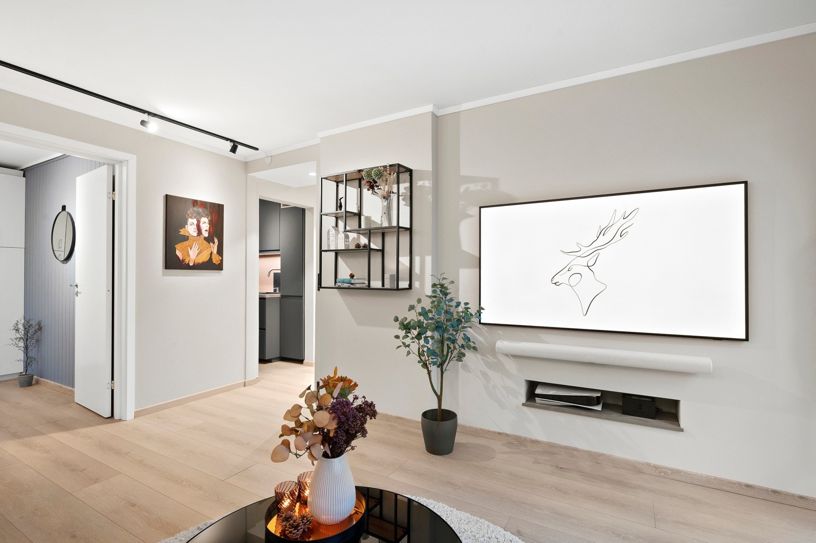 Praktisk løsning i stuen ved tv'en hvor ledninger fra tv og andre elektroniske gjenstander blir skjult. Galleribilde