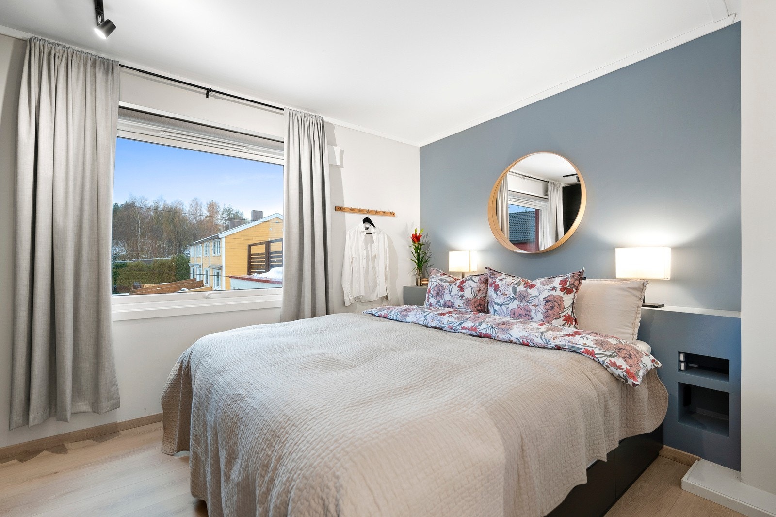 Leiligheten har to gode soverom. Her ser du hovedsoverommet. Spesialtilpasset hylle på soverom som fungerer fint som nattbord og har gode oppbevaringsmuligheter. Galleribilde