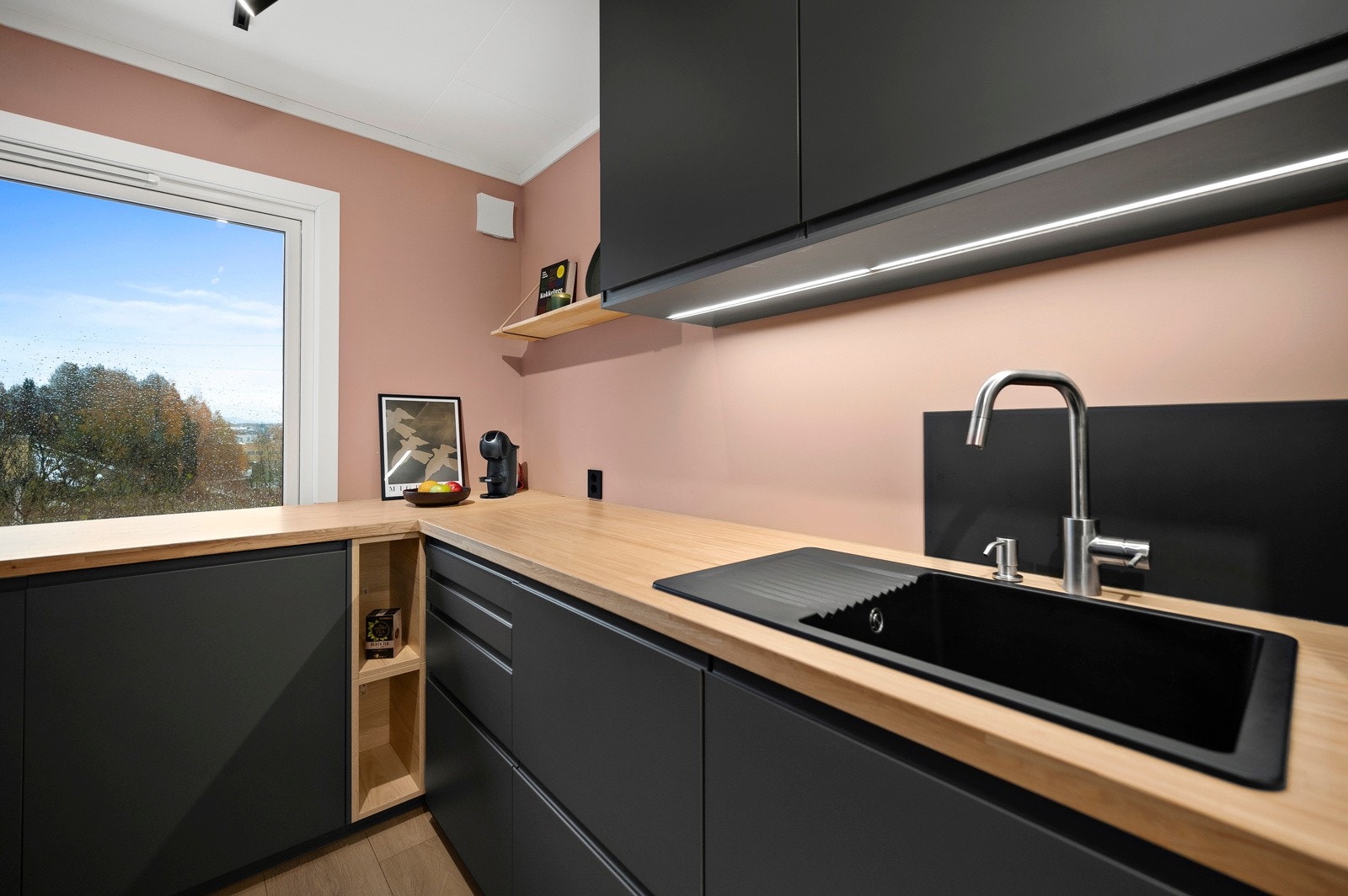 Her vil du få moderne integrerte hvitevarer som induksjonstopp, mikrobølgeovn, stekeovn, oppvaskmaskin og kjøl/fryseskap. Galleribilde