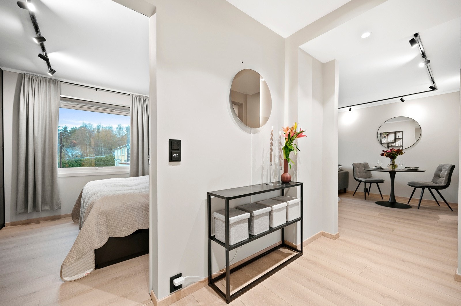 Klesvasken er praktisk plassert i felles vaskerom i kjeller, hvor man kan sette inn egen vaskemaskin og tørketrommel. På denne måten slipper du å gjøre klesvask- og tørk i boligen. Galleribilde