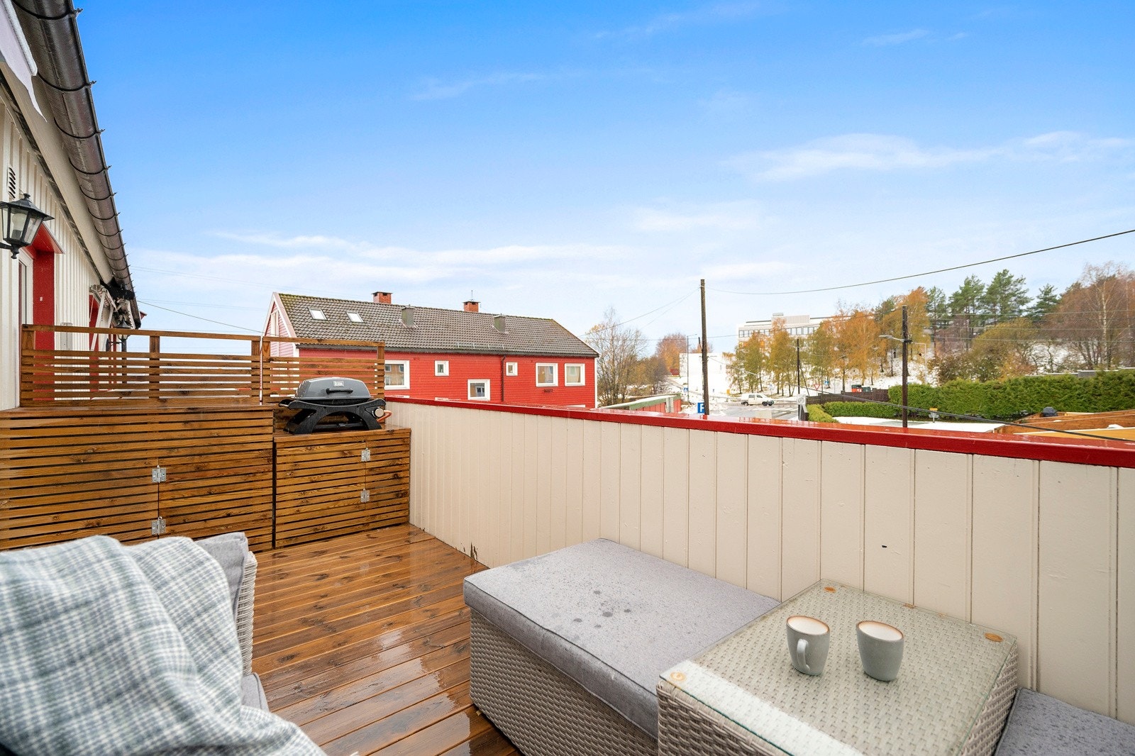 På balkongen har du plass til utemøblement og grill. Her har det blitt spesiallaget eget møbel med spiler som gir deg en praktisk løsning for grill og oppbevaring. Galleribilde