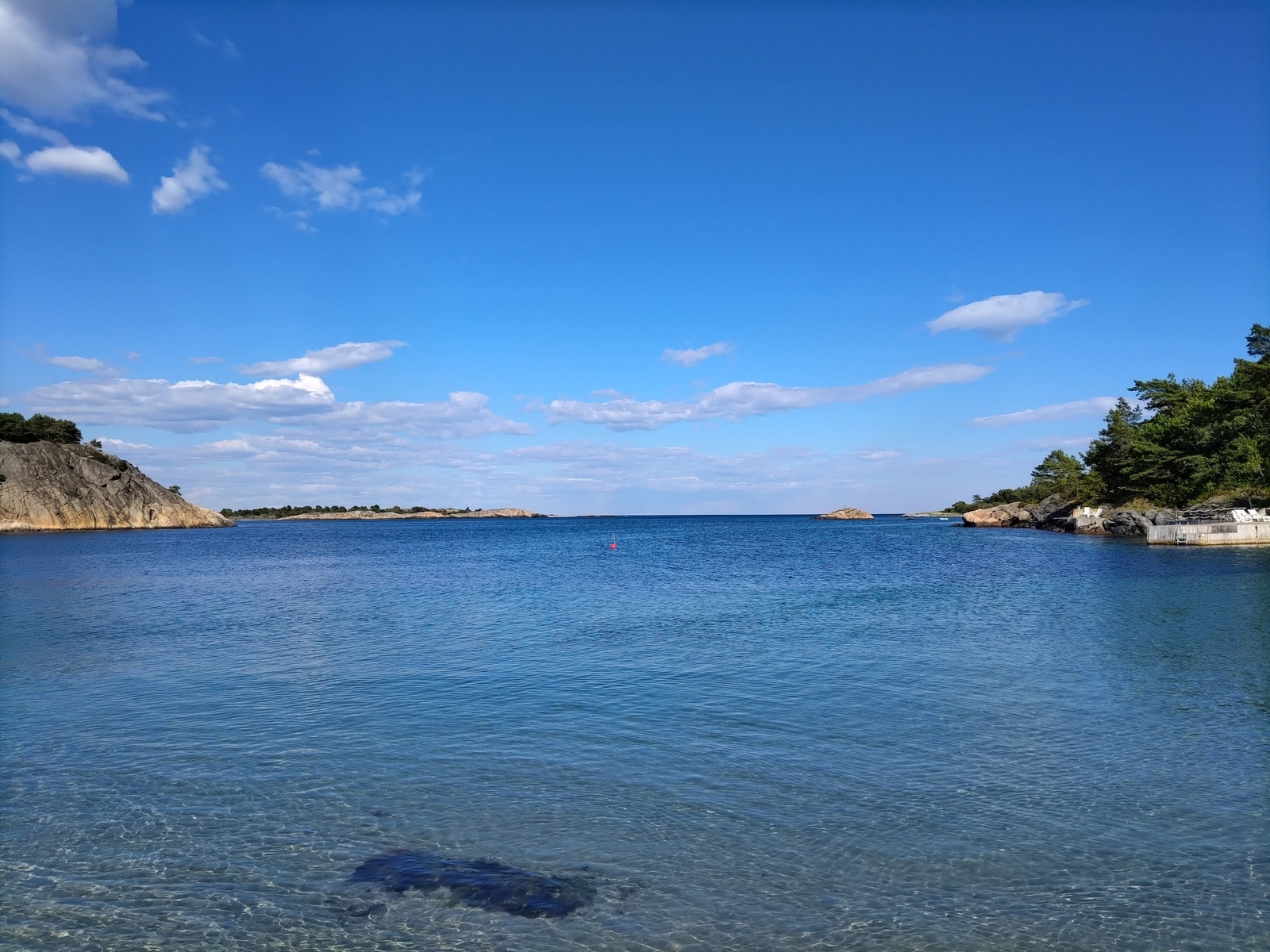 Rett nedenfor Alveberget finner man flere strender å legge badeturen til. Galleribilde