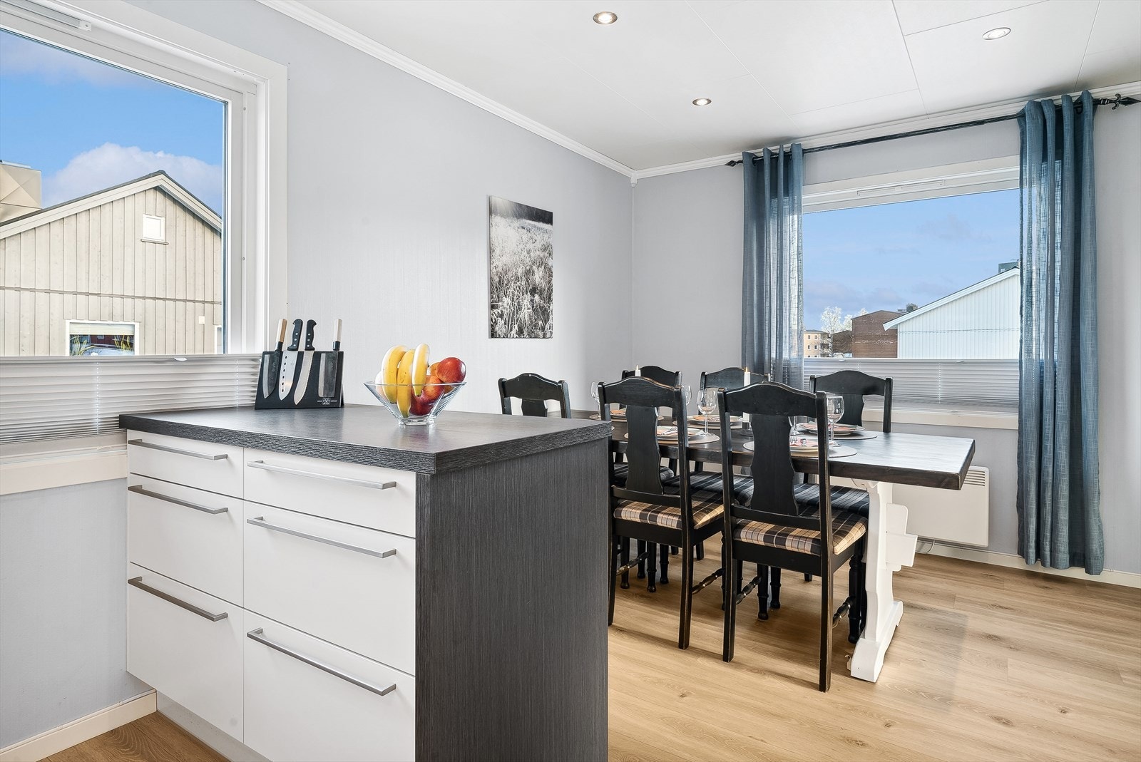 Innredningen har god plass både til matlaging og til oppbevaring. Galleribilde