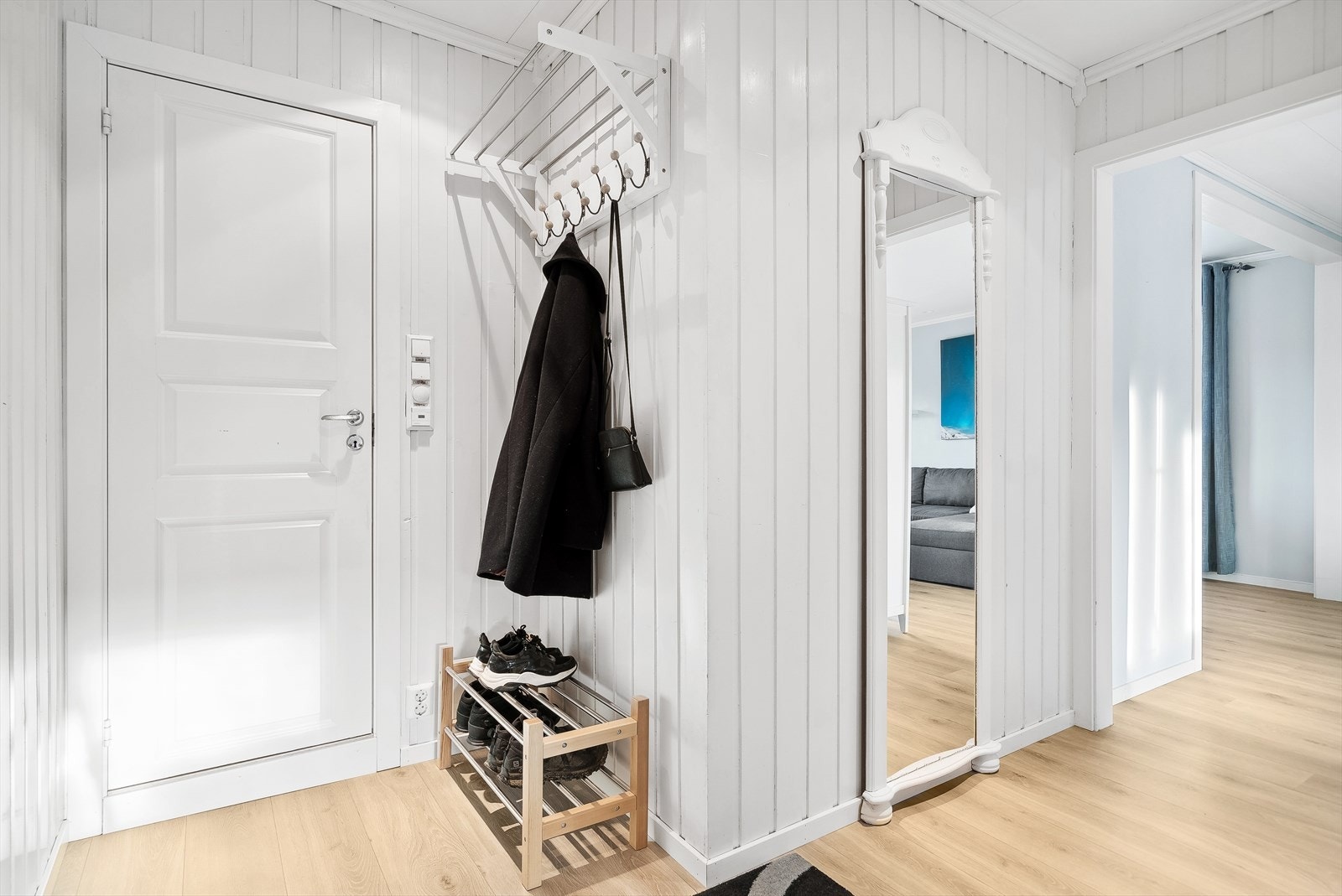 Vi ønsker deg velkommen inn i en lys og innbydende entré med plass til å henge fra deg yttertøyet. Galleribilde