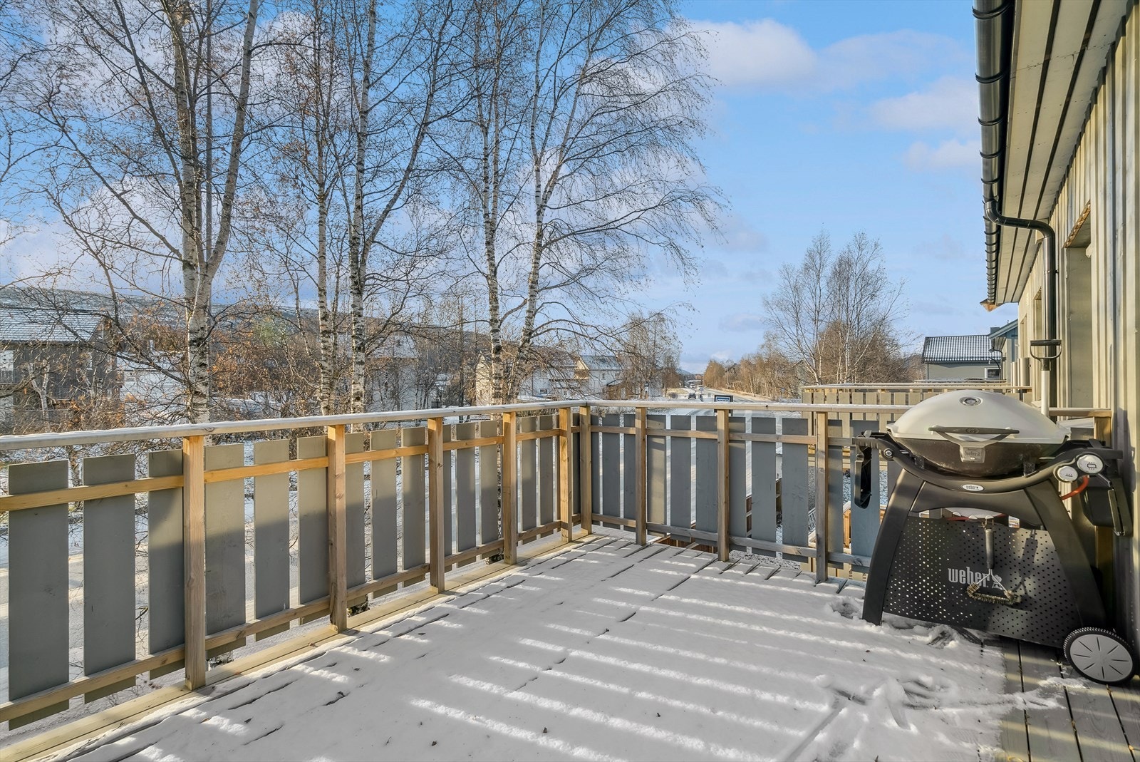 Balkongen er av fin størrelse med rom for det du ønsker av utemøblement. Galleribilde