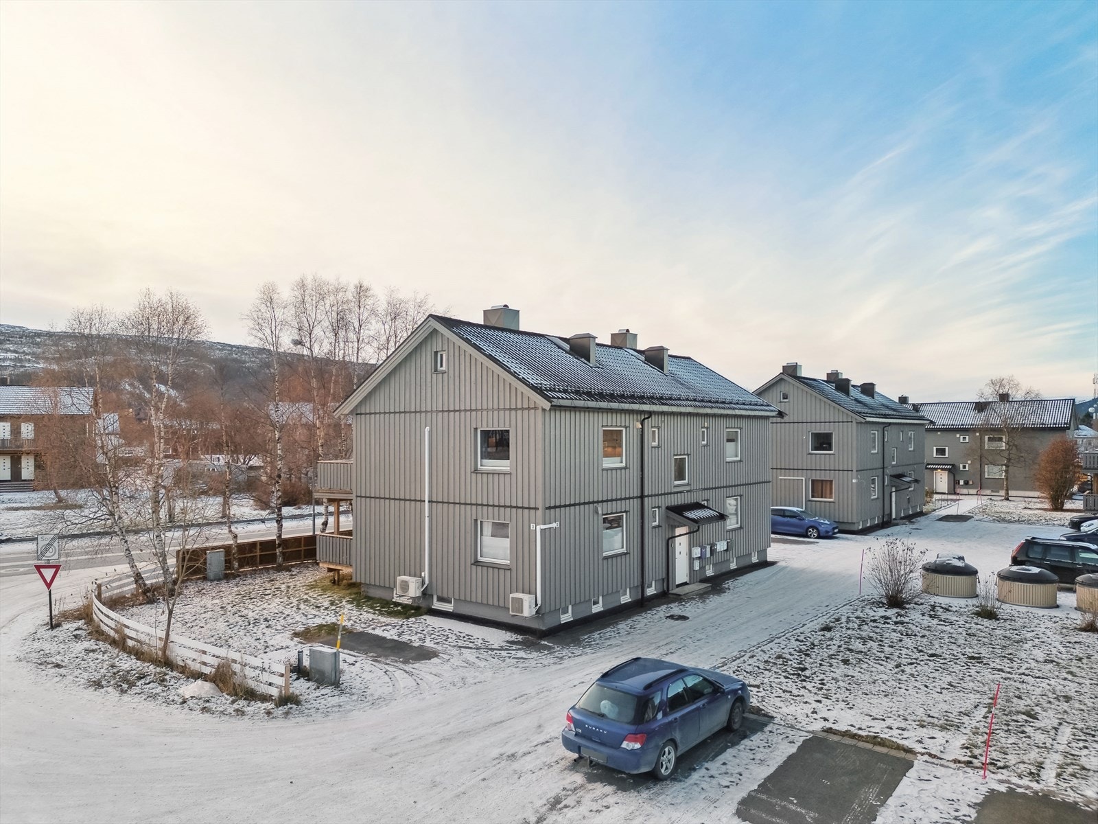 Leiligheten ligger i 2. etasje av en korsdelt firemannsbolig, som er en del av Utsikten Borettslag. Galleribilde