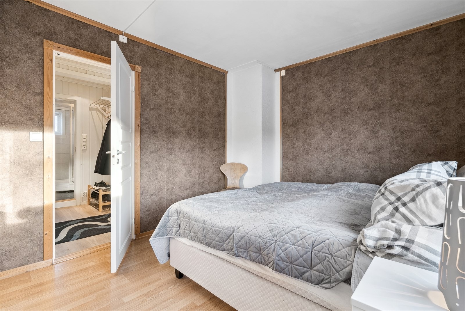 Leiligheten har et lunt og romslig soverom med god plass til en stor seng. Galleribilde
