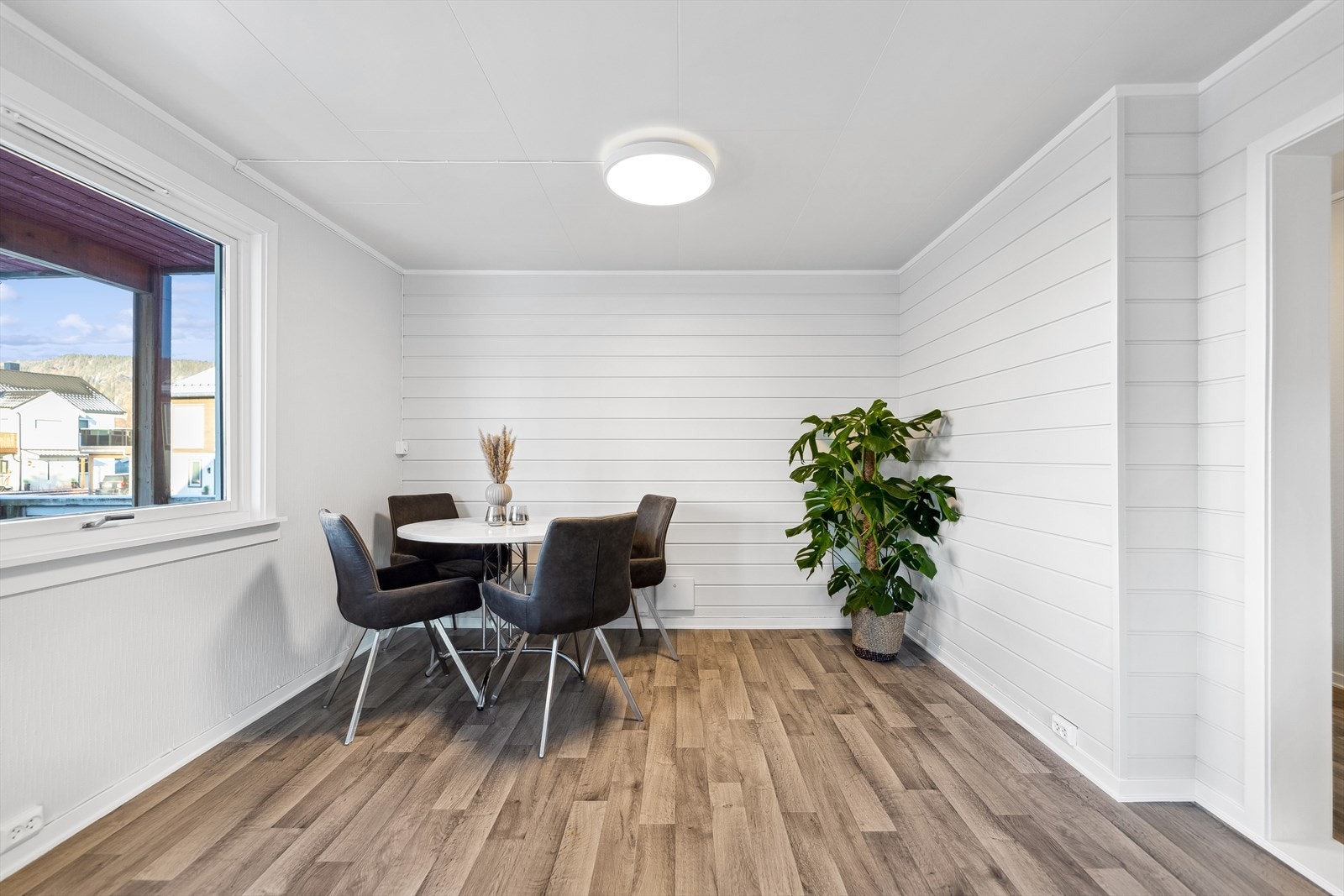 Her er det plass til spisestue hvor du kan dekke på og invitere inn til sosiale sammenkomster og hyggelige måltider. Galleribilde