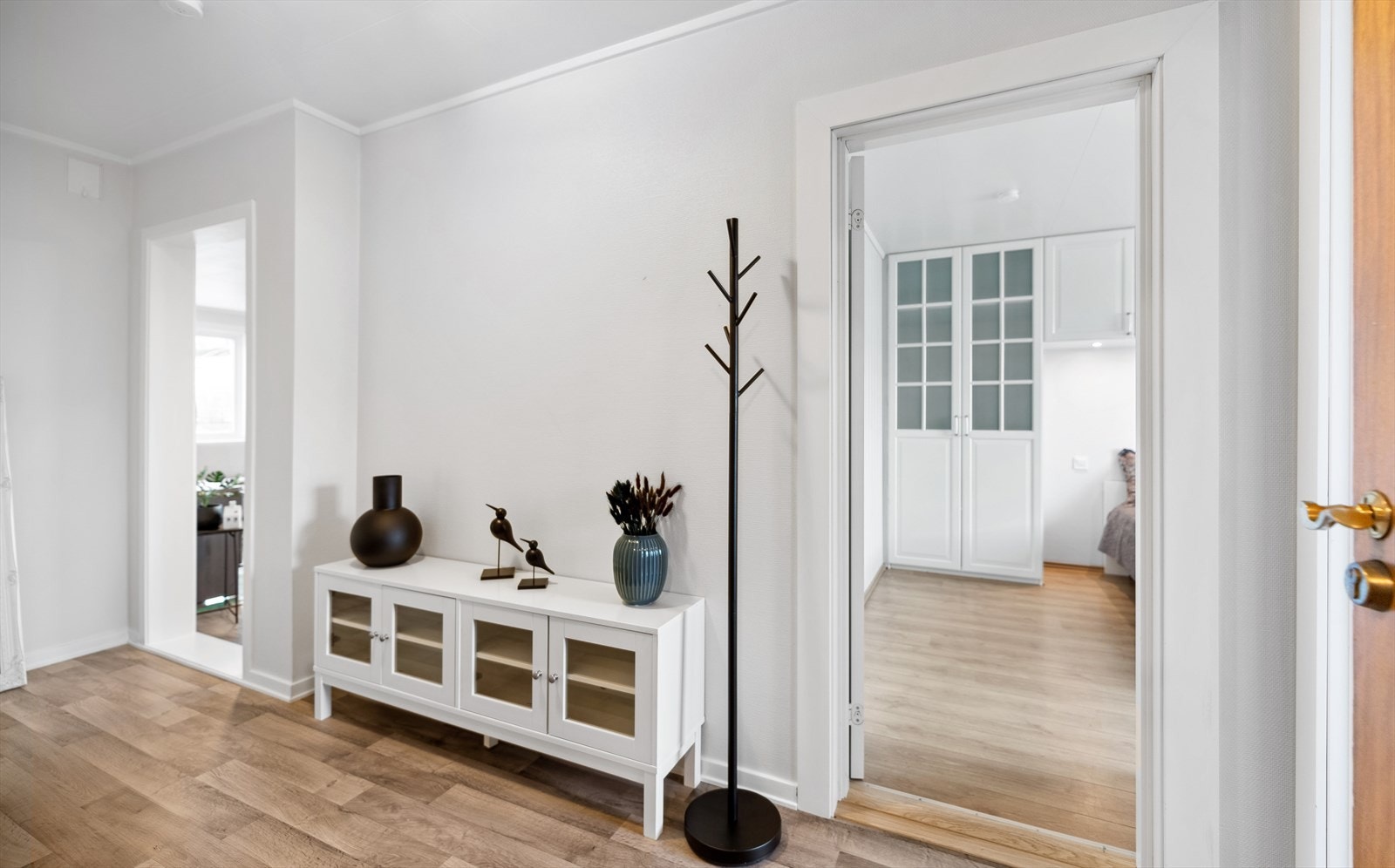 Leiligheten har en åpen, pen og praktisk planløsning mellom rommene. Galleribilde
