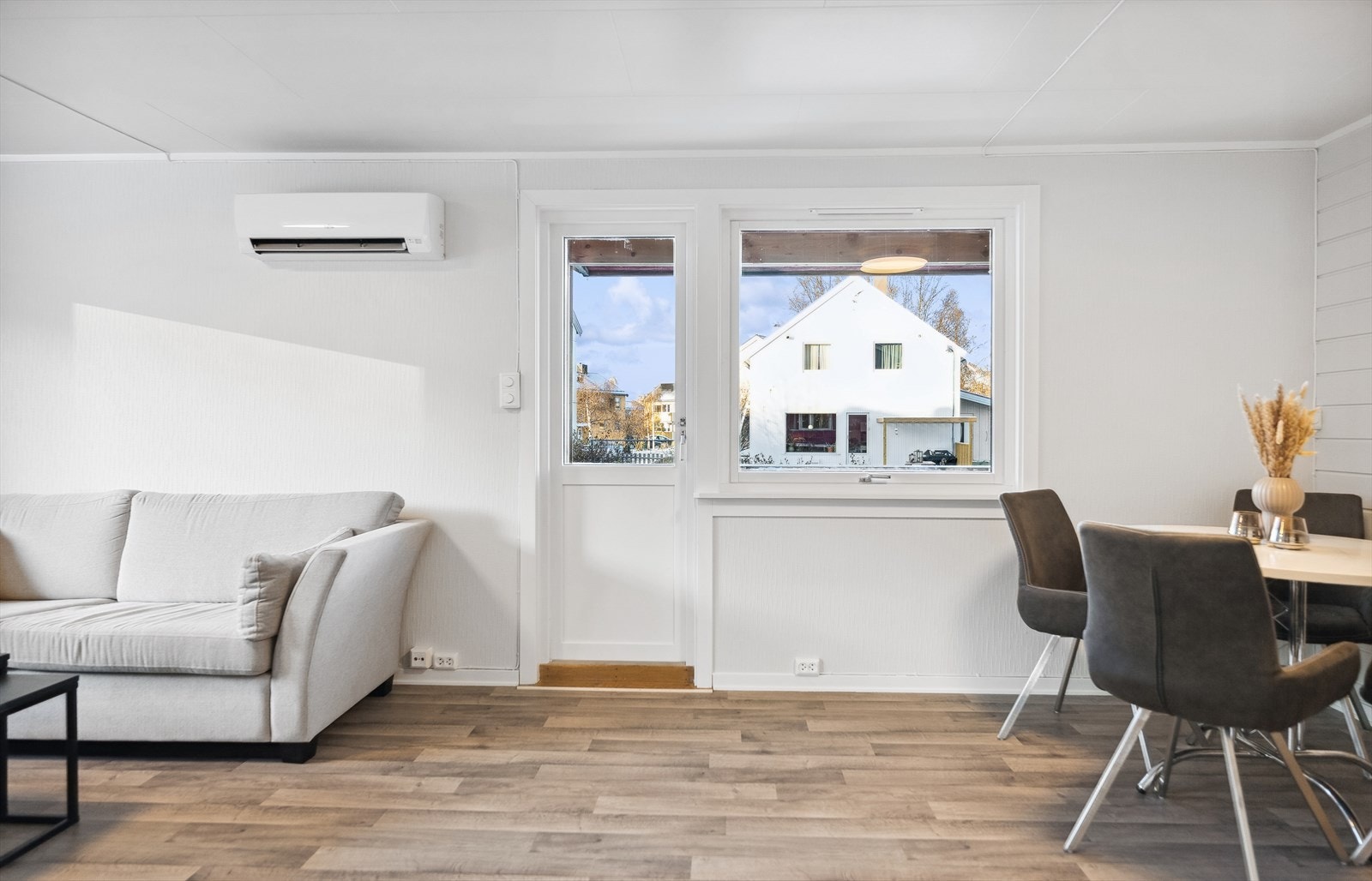 Fra stuen med utgang til solrik terrasse. Galleribilde