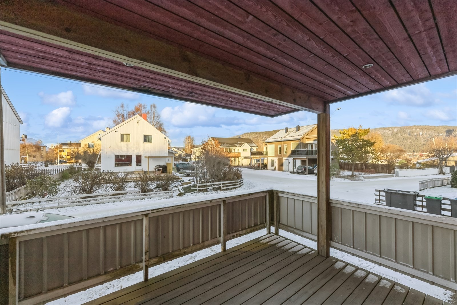 På terrassen er det rikelig med plass til utemøbler og annet møblement. Galleribilde