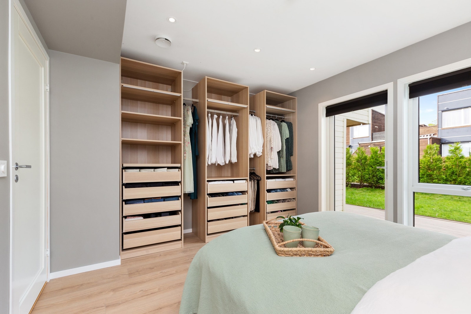 Romslig hovedsoverom med god plass til dobbeltseng og garderobeinnredning. Galleribilde