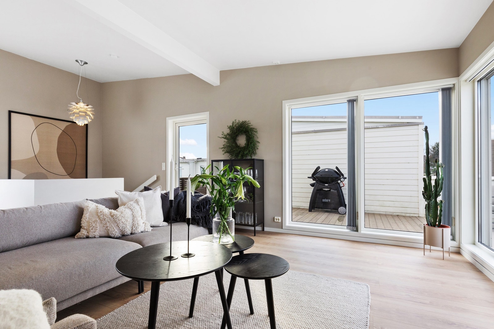 Fra stuen har man utgang til solrik terrasse. Galleribilde