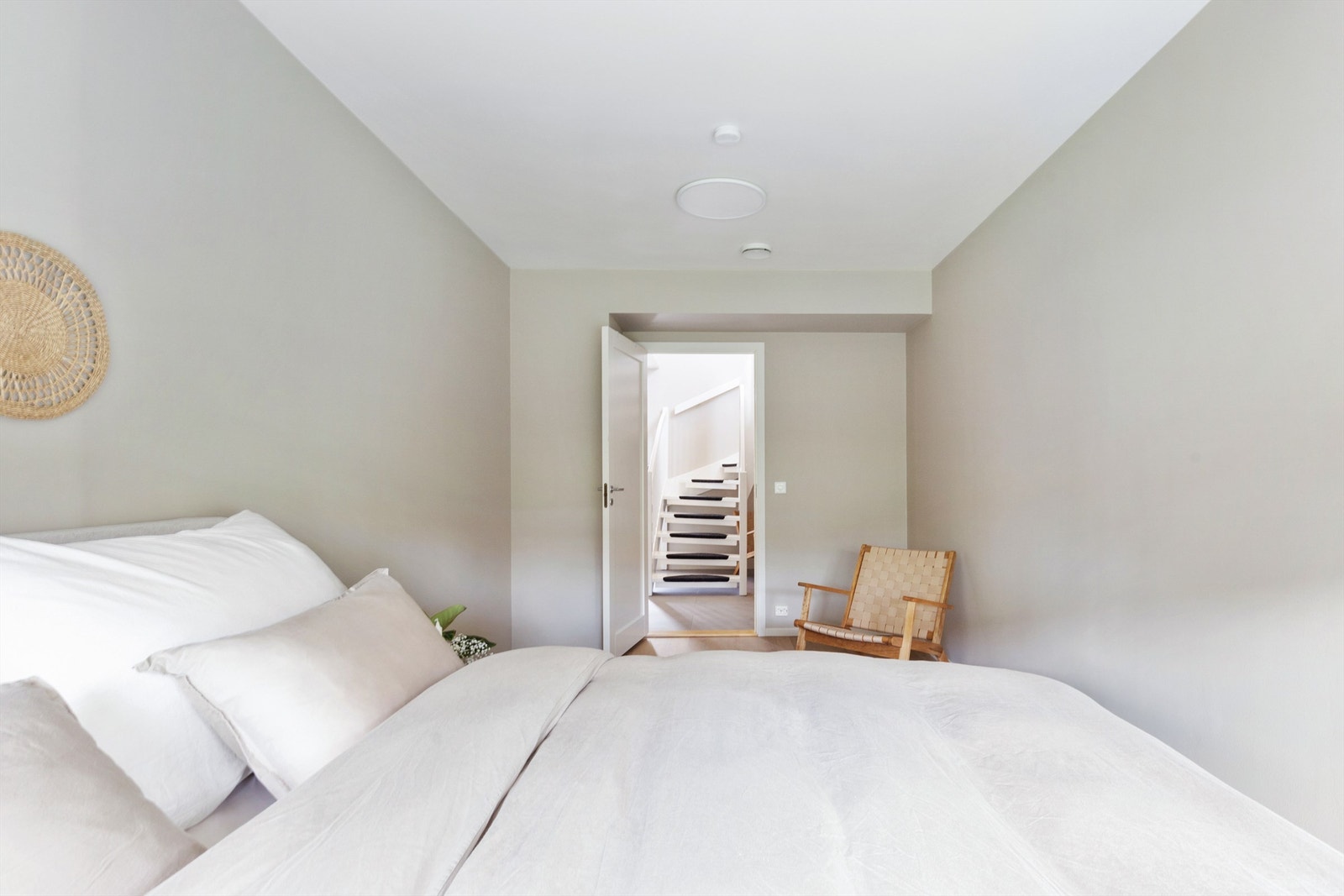 God plass til dobbeltseng og garderobeinnredning. Galleribilde