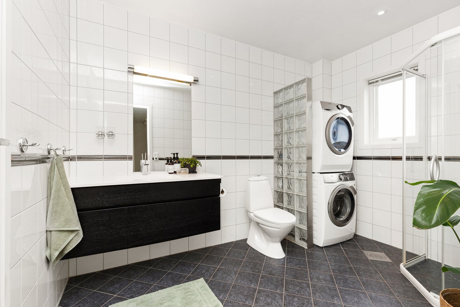 Helfliset bad fra byggeår med gulvvarme. Galleribilde