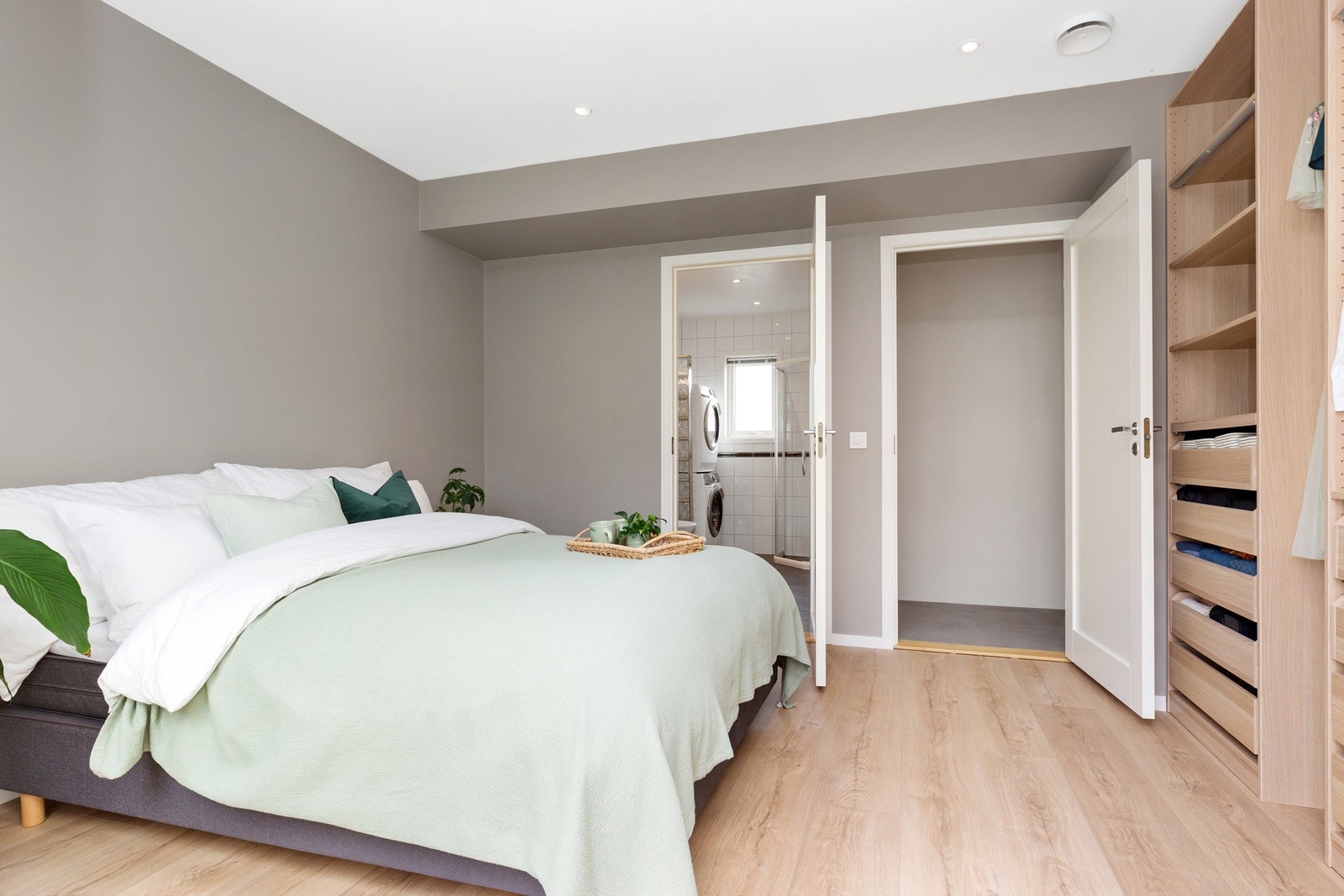 I første etasje har man 3 soverom, bad og bod. Galleribilde