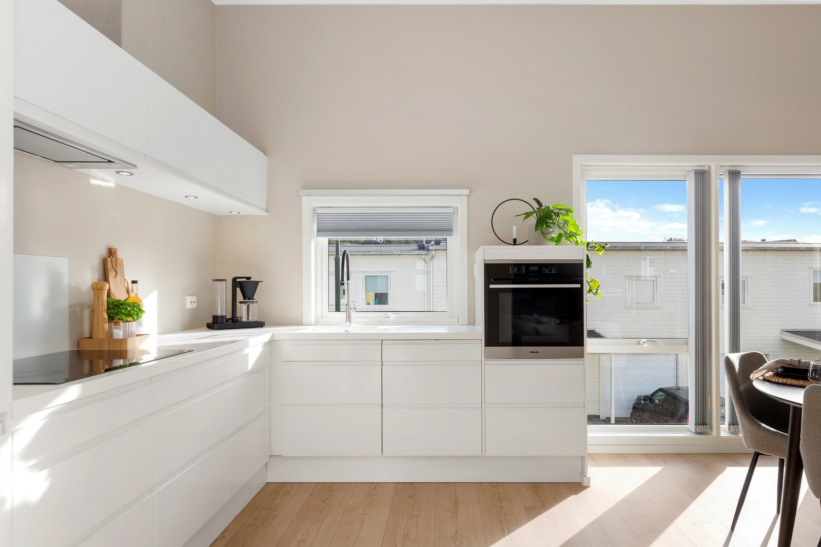 Epoq kjøkken med hvite fronter og benkeplate. Galleribilde