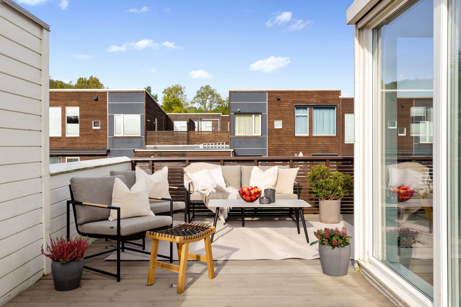 På terrassen har man god plass til utemøbler, grill og ønsket møblement. Galleribilde