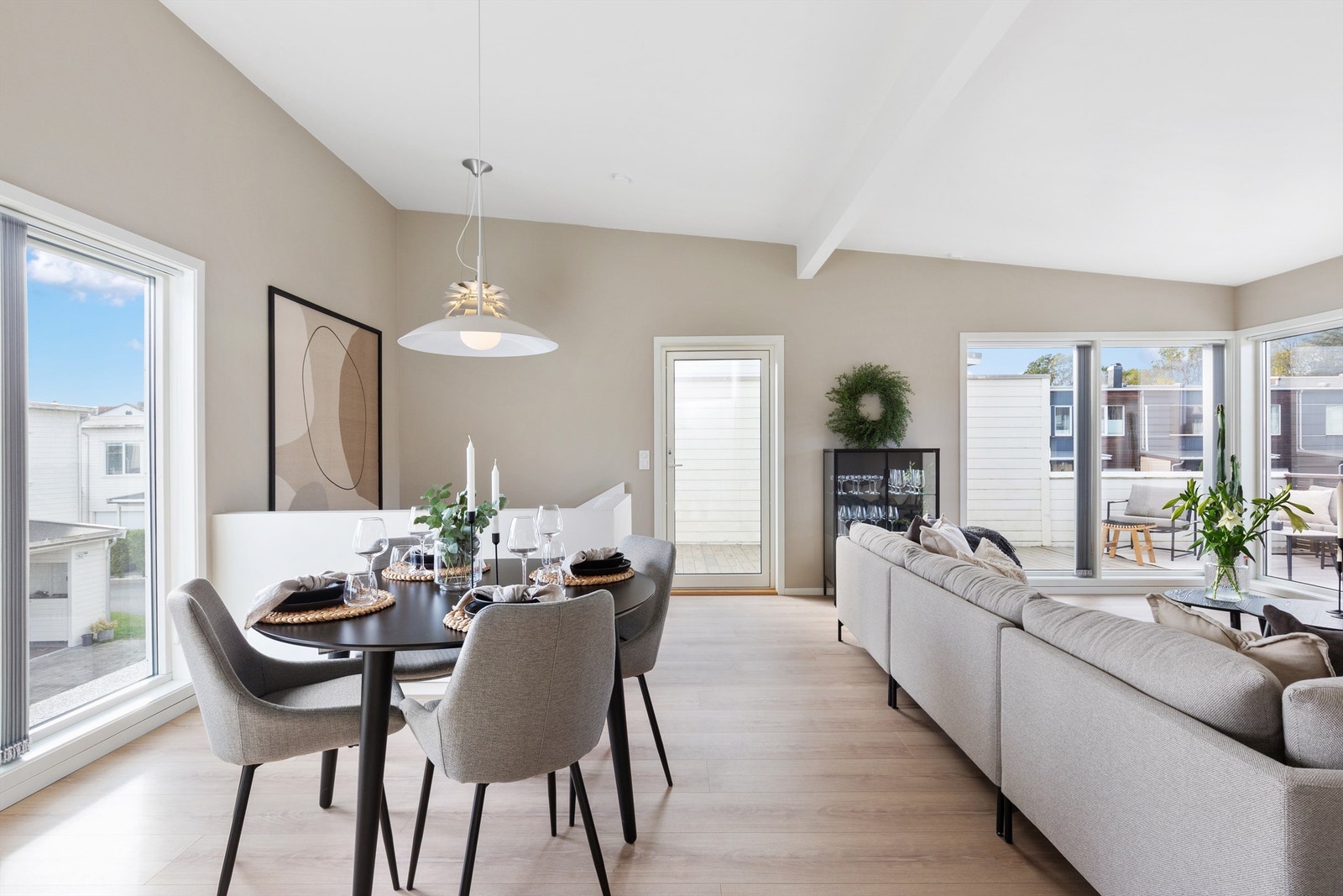 Ved kjøkkenet er det god plass til spisebord. Galleribilde