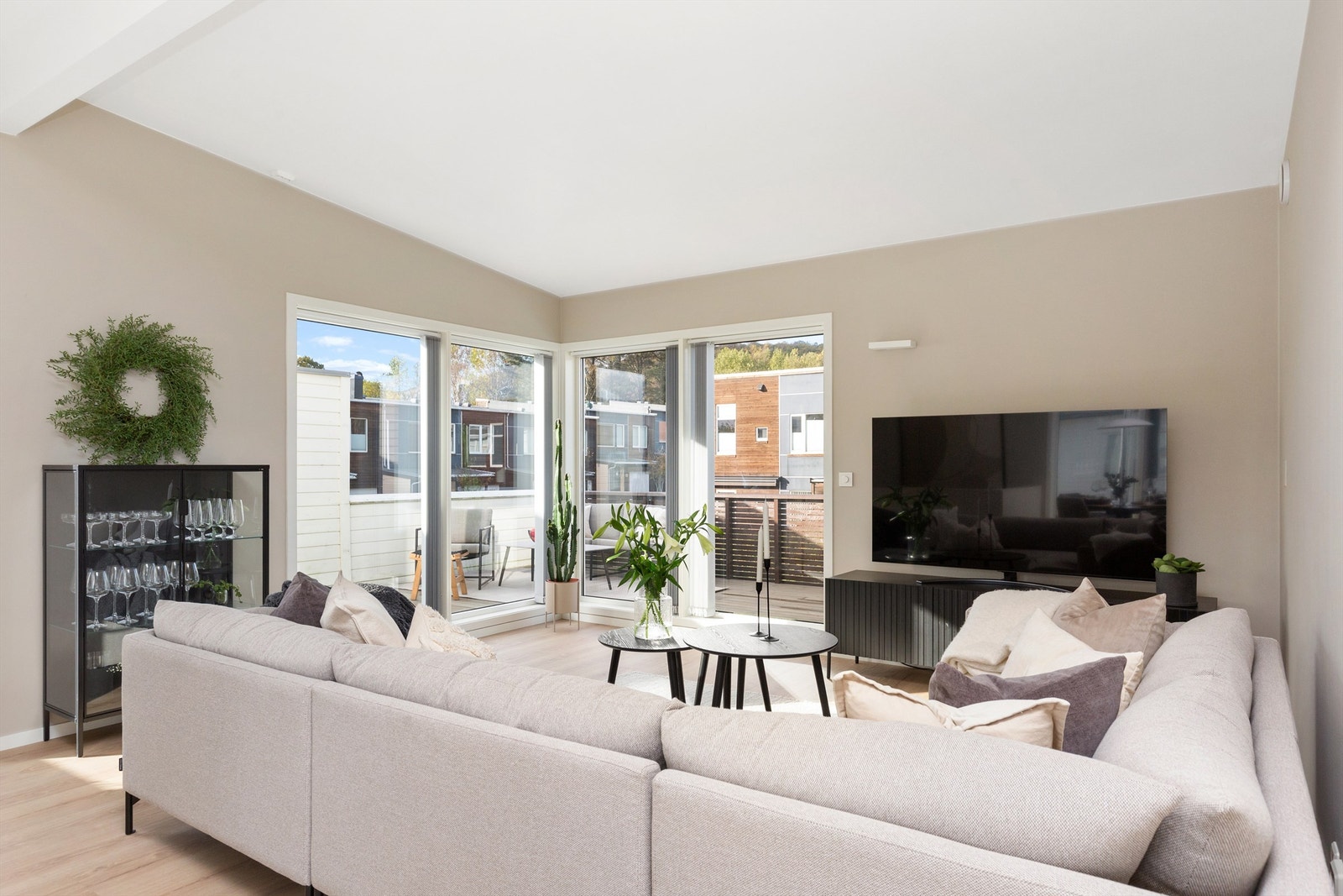 Stuen er åpen og romslig med god møbleringsfrihet. Galleribilde