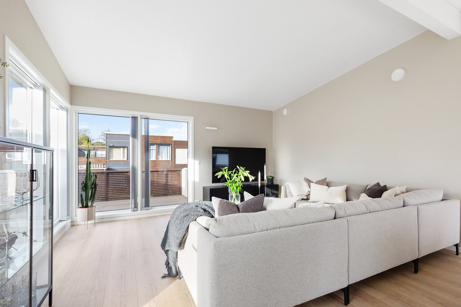 Store vindusflater som slipper inn rikelig med naturlig lys. Det er montert solskjerming på vinduene i stuen. Galleribilde