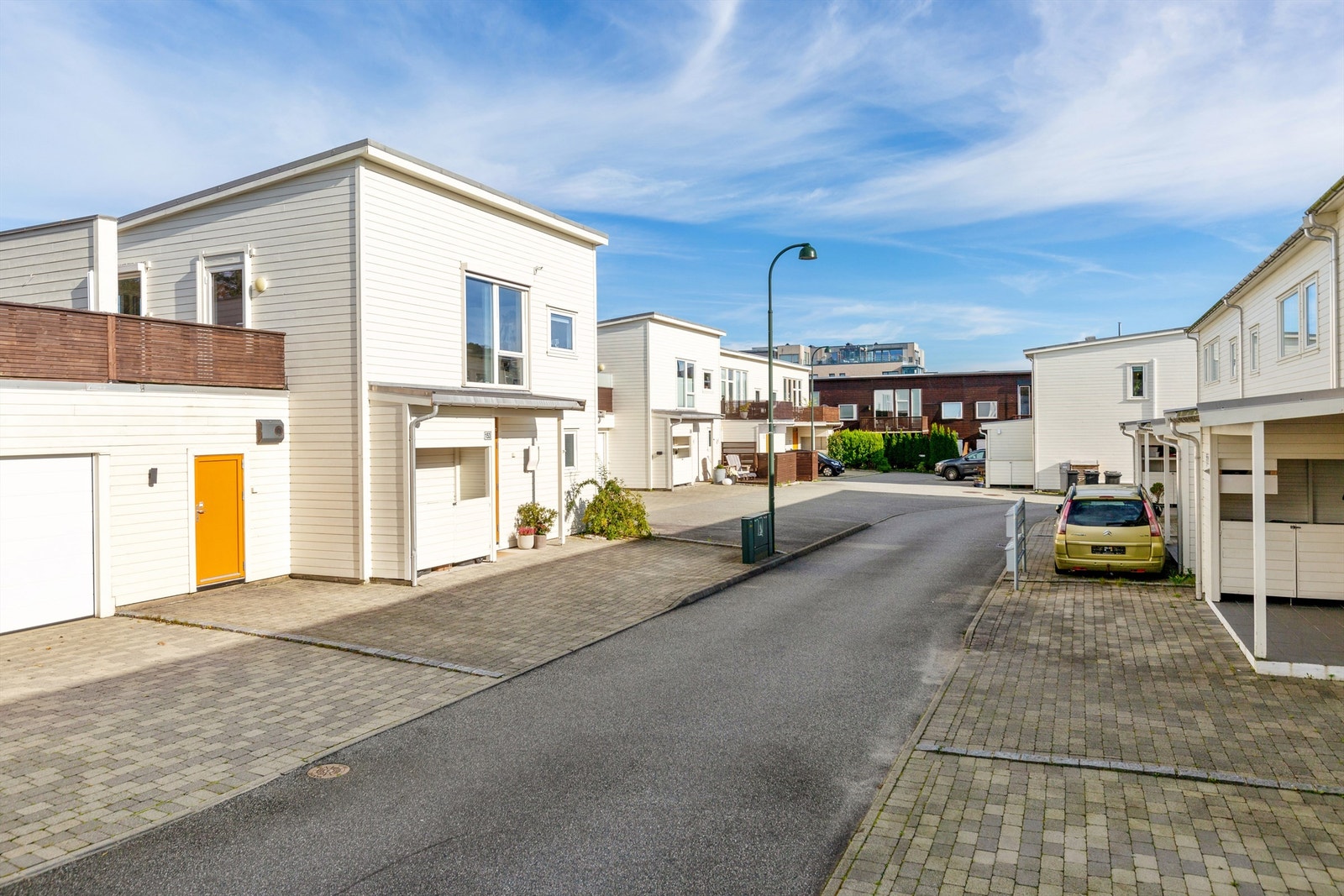 I gårdsrommet får man plass til 2 biler. Det er montert el-bil lader. Galleribilde