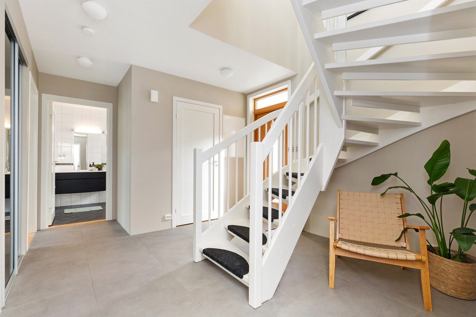 I gangen er det fliser på gulv og varmekabler. God plass til å henge fra seg yttertøy i innebygd garederobeskap. Galleribilde