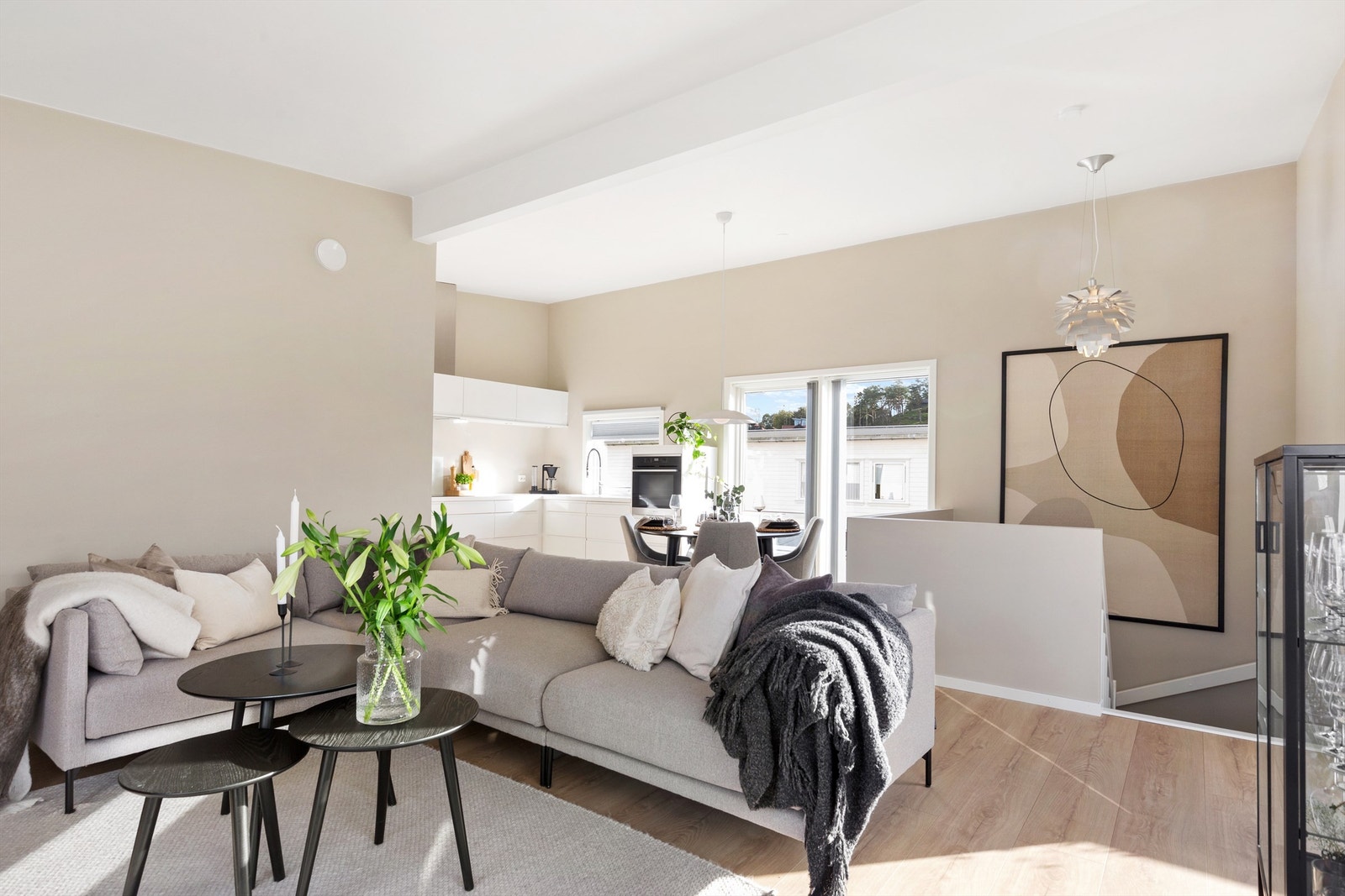 I boligens 2. etasje har man åpen stue-kjøkken løsning, soverom og utgang til terrasse på hele 32 kvm! Galleribilde