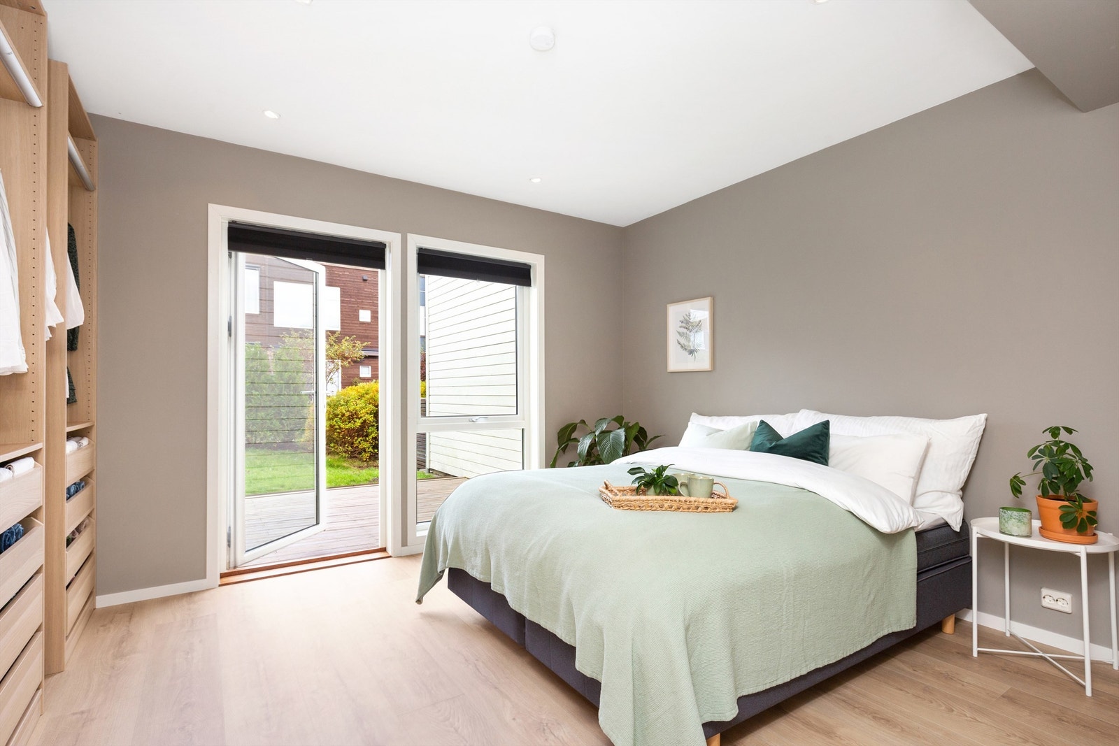 Hovedsoverommet har tilknytning til bad og utgang til platting/hage. Galleribilde