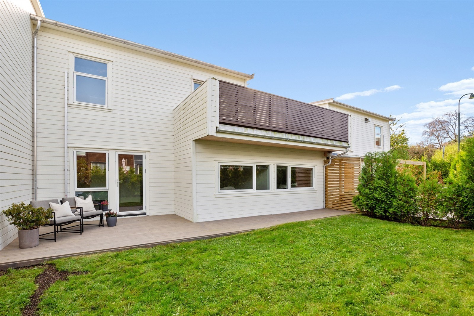 Pent opparbeidet uteområde med platting og hage. Galleribilde