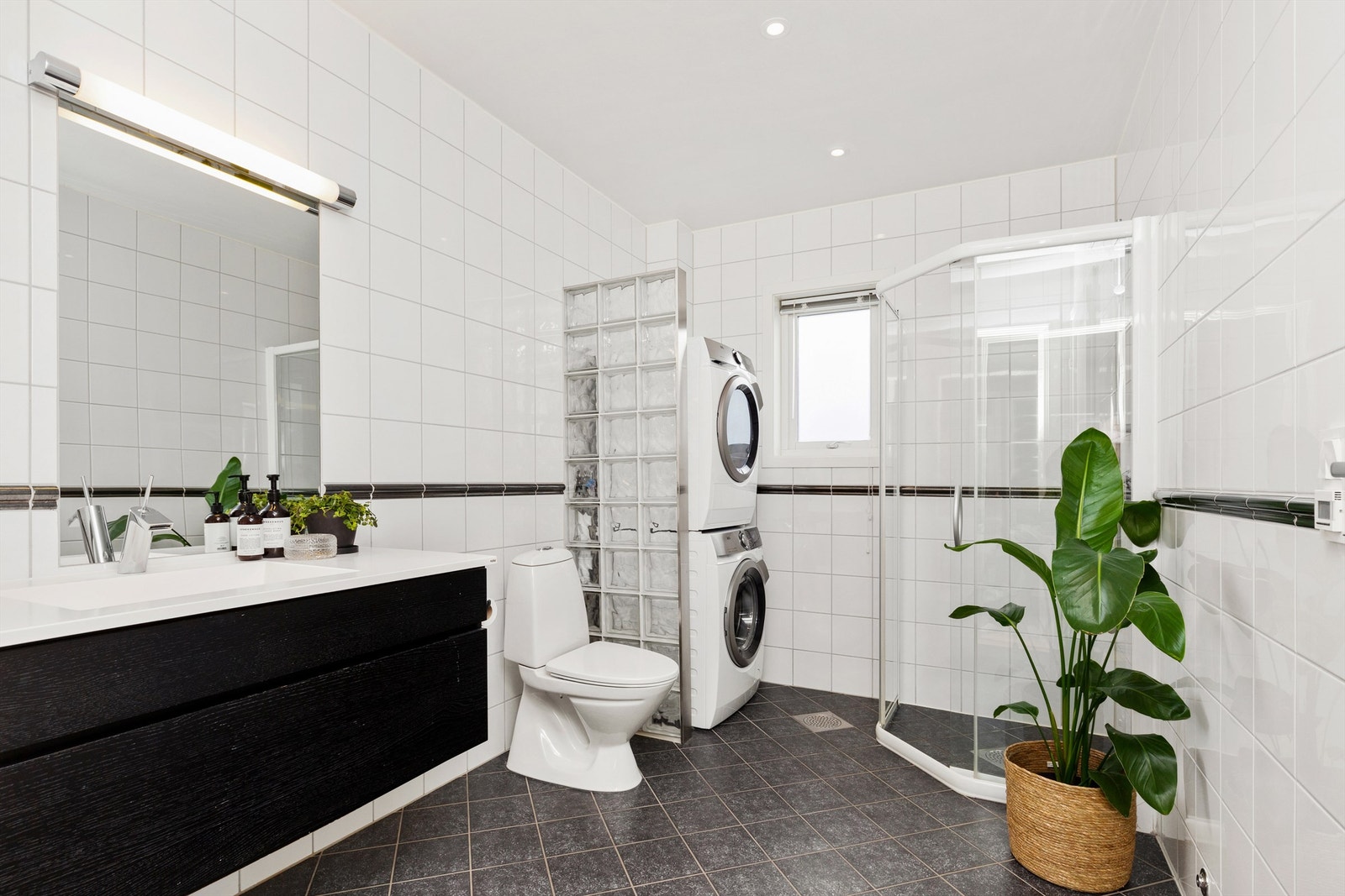 Det er opplegg for vaskemaskin på badet. Galleribilde