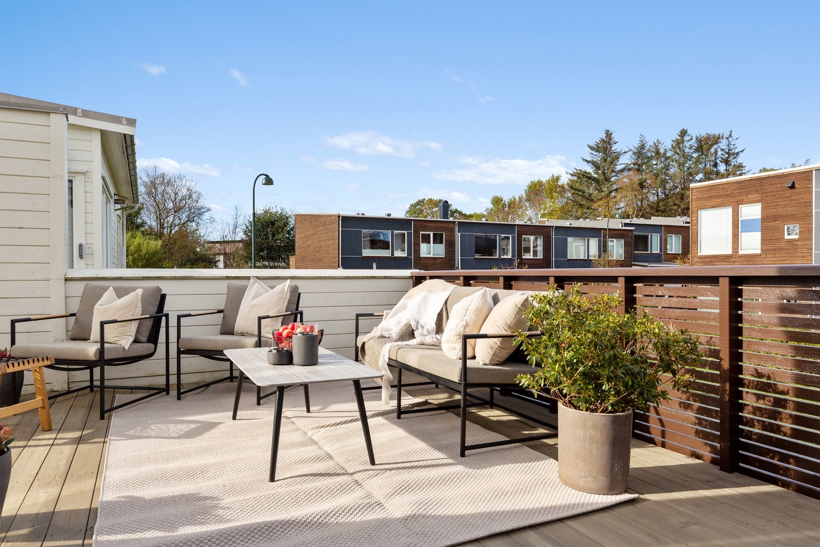 Terrassen, rekkverket og utvendige lister er beiset og malt sommeren 2023. Galleribilde