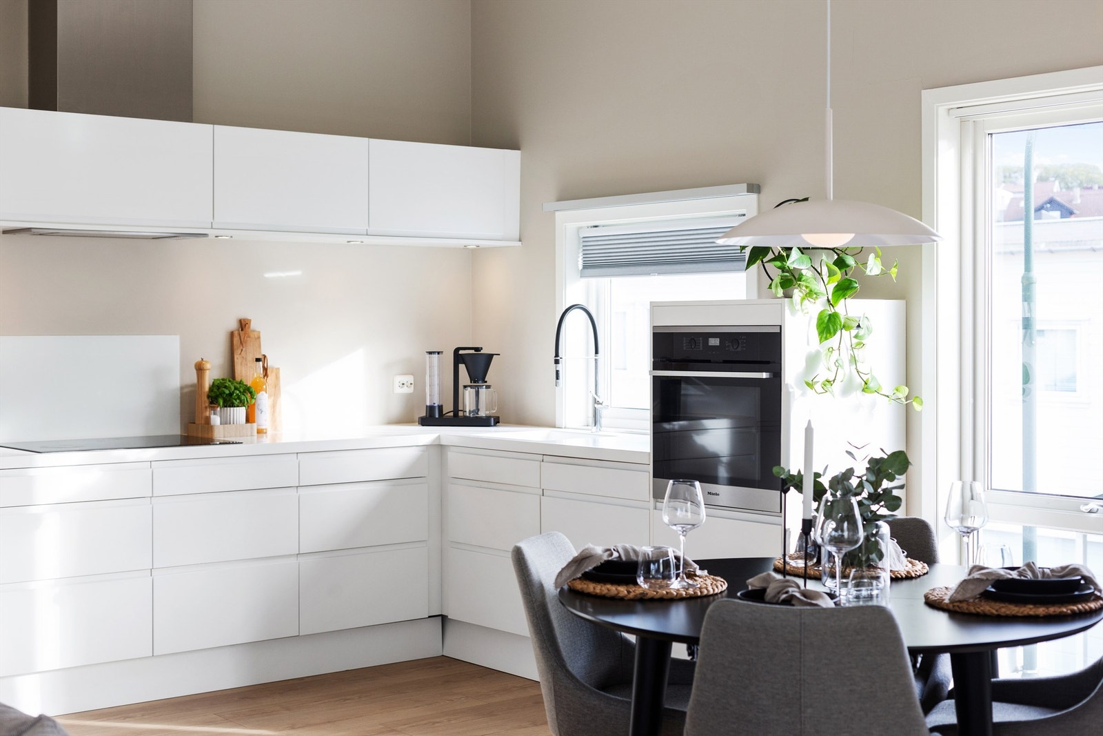 Kjøkken fra 2015 med integrerte hvitevarer fra Miele. Galleribilde