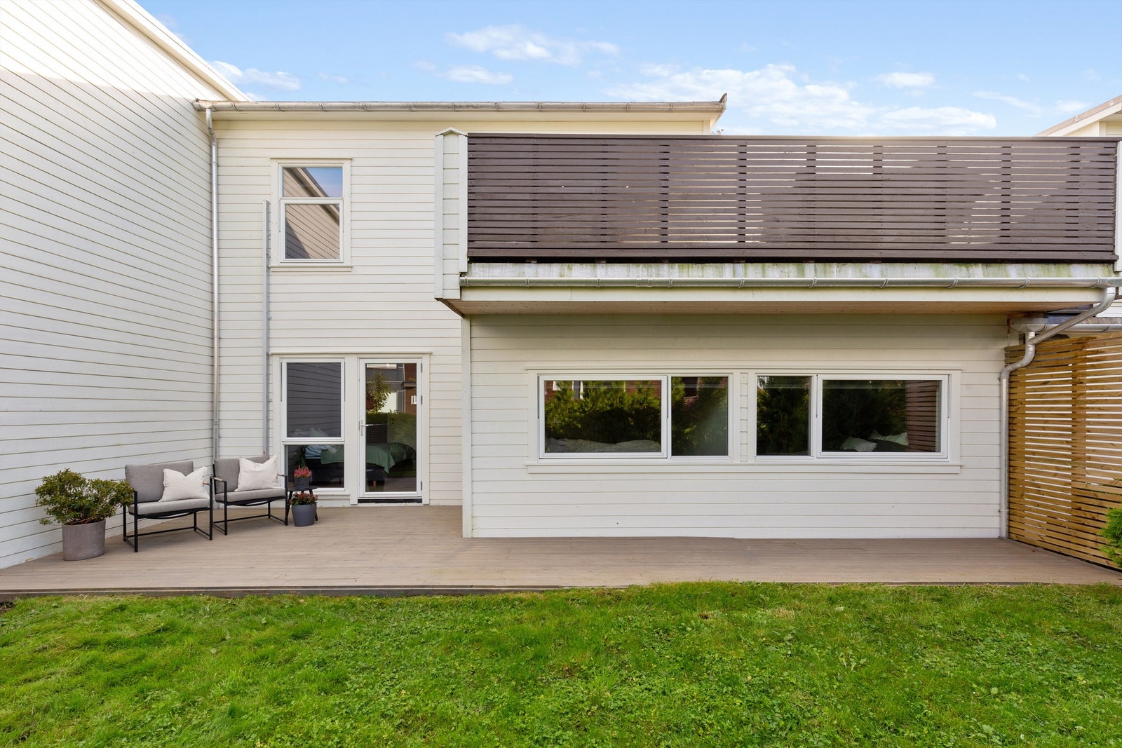 Boligen har pent opparbeidet uteområde med gode solforhold. Galleribilde