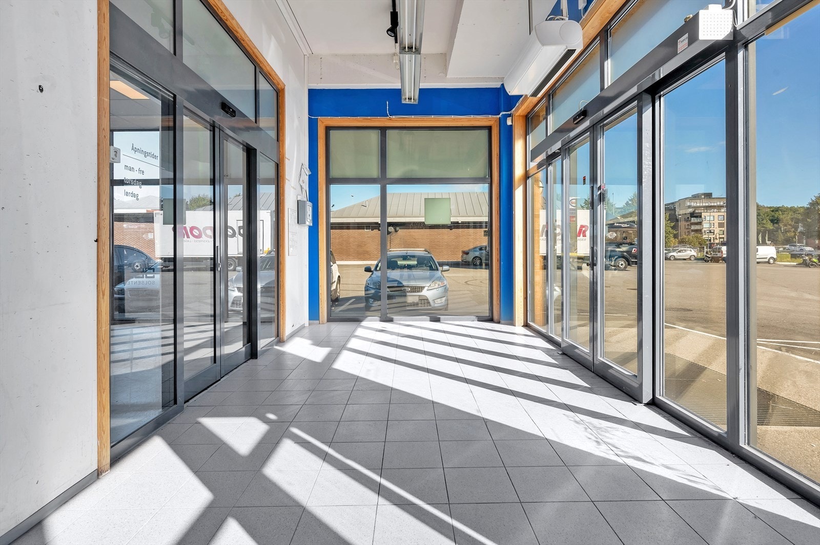 Glassfasade inngangsparti Galleribilde