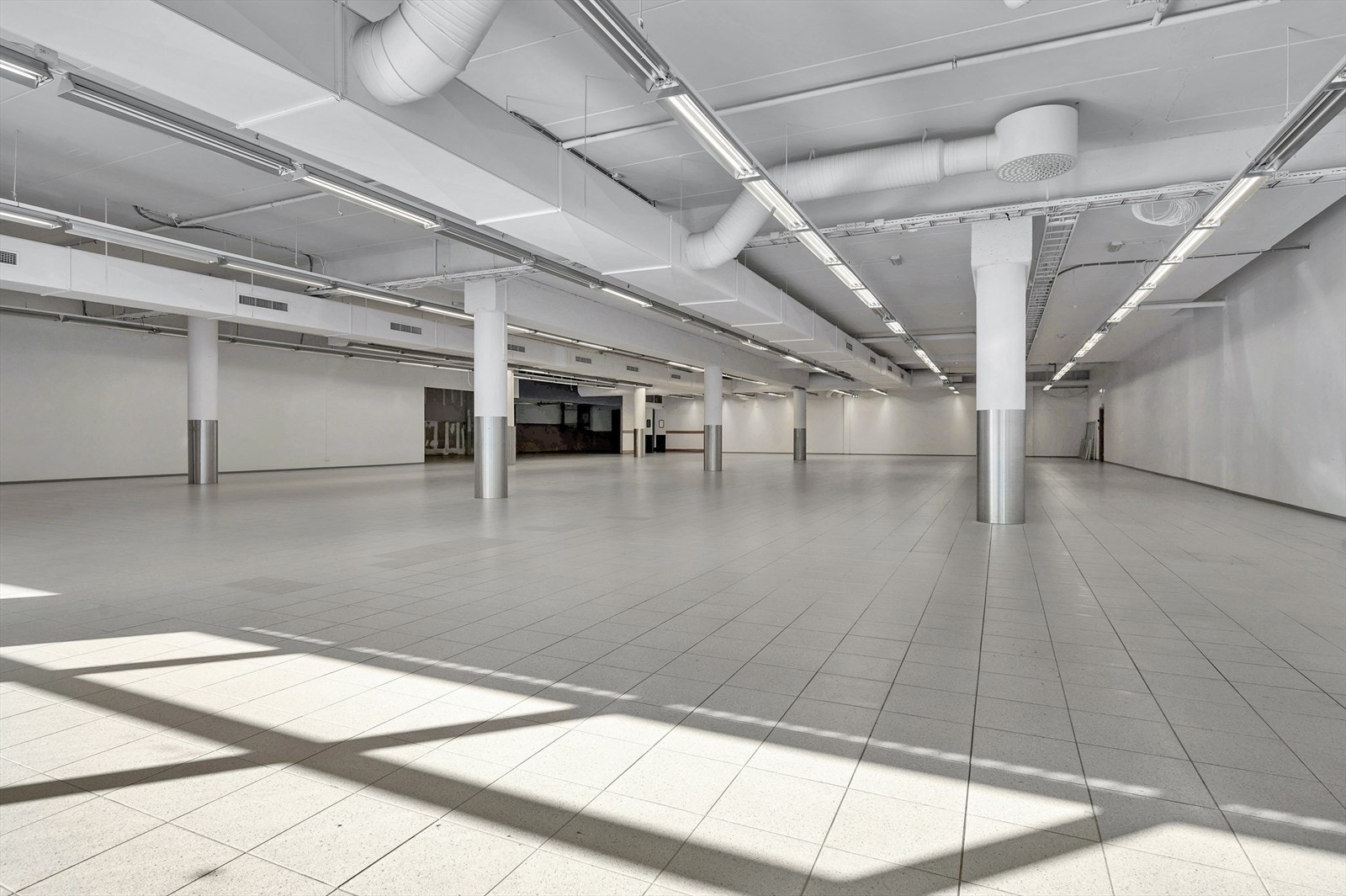 Hvitmalt åpen himling med grunnbelysning Galleribilde