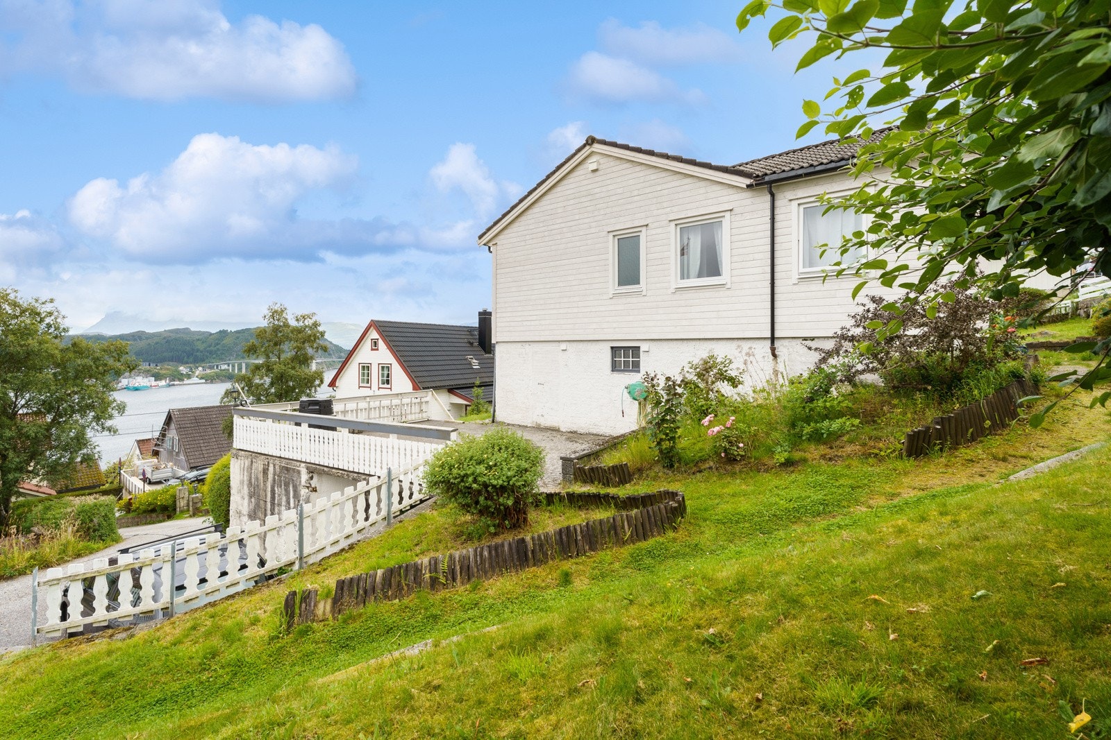 Hage med plen og beplantning Galleribilde