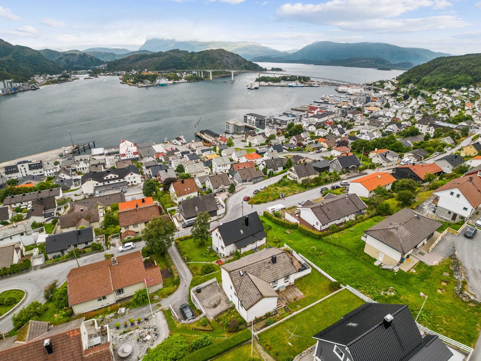 Boligen ligger i gate 4 med utsikt over sjøen og Måløy by Galleribilde