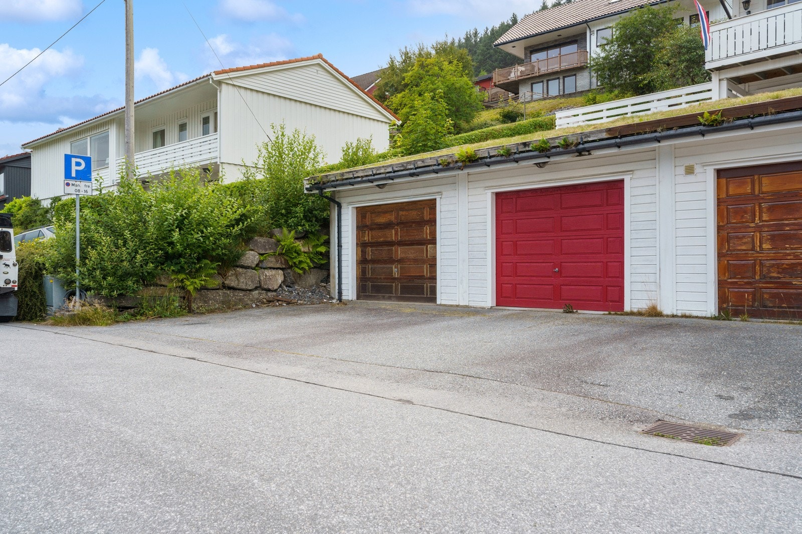 Garasje i rekke ca. 90 meter fra boligen. (Rød port) Galleribilde