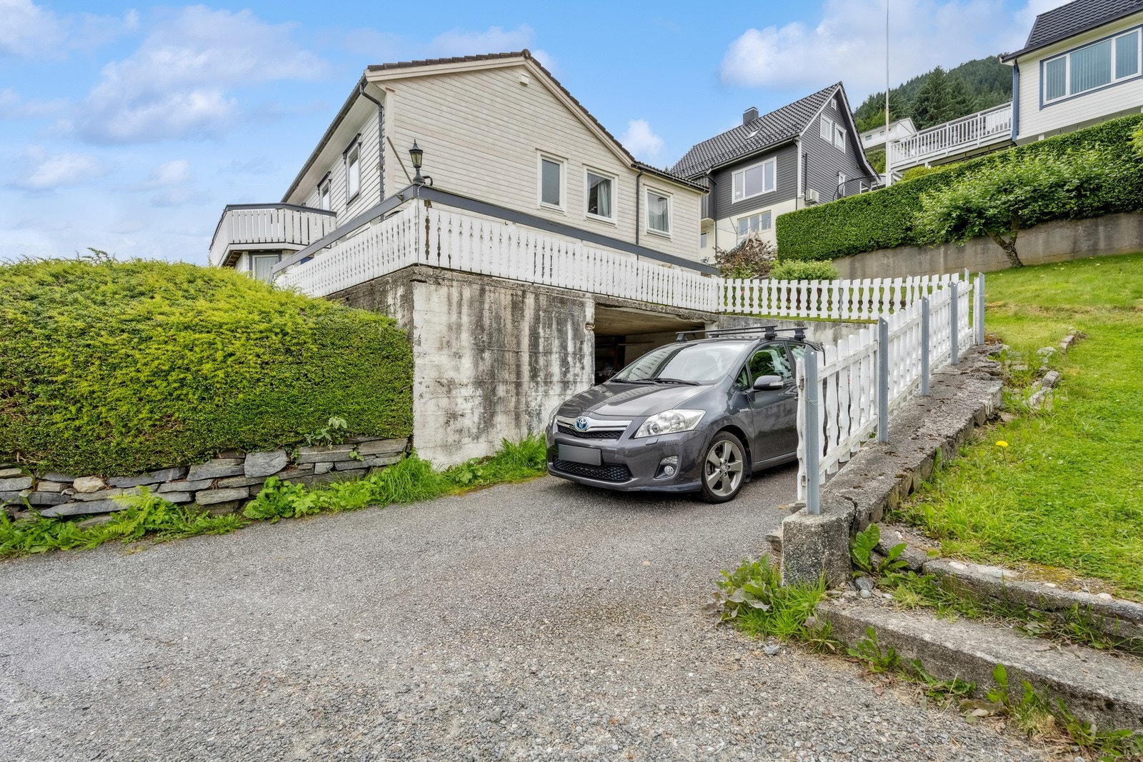 Oppkjørsel med garasje/carport Galleribilde