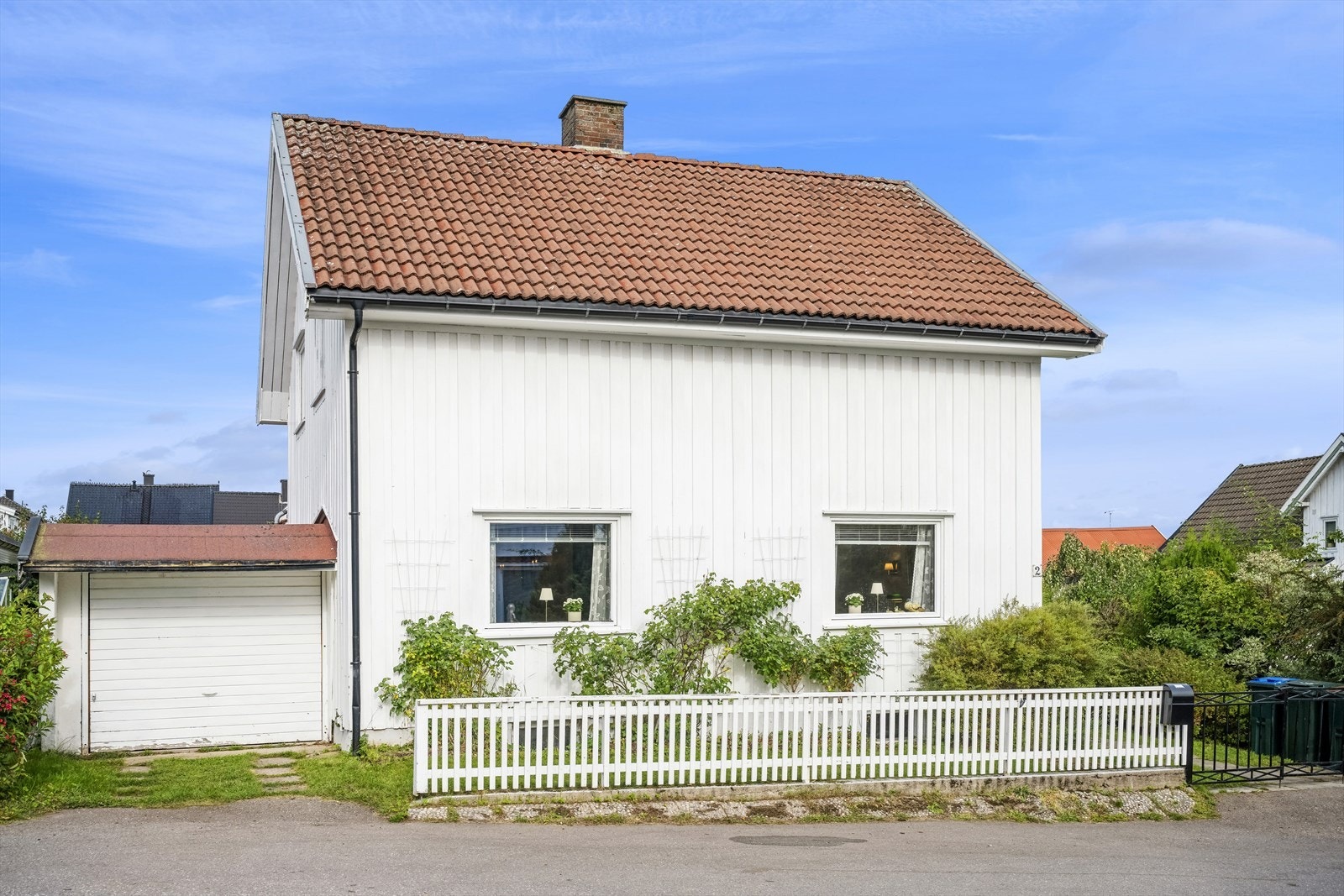 Enkeltgarasje med vippeport. Galleribilde