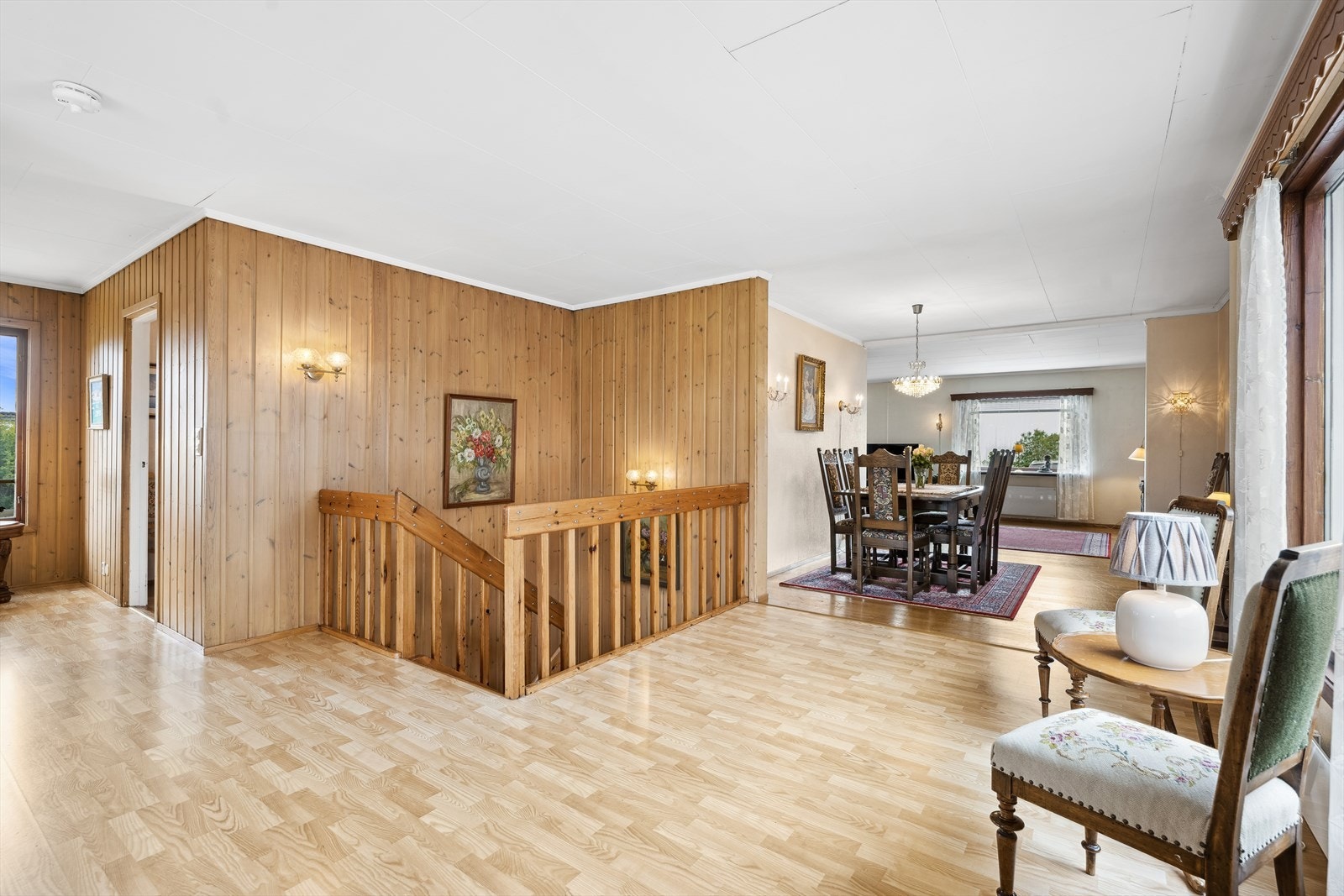 Stor stue i 1. etasje som er delt opp i ulike soner Galleribilde