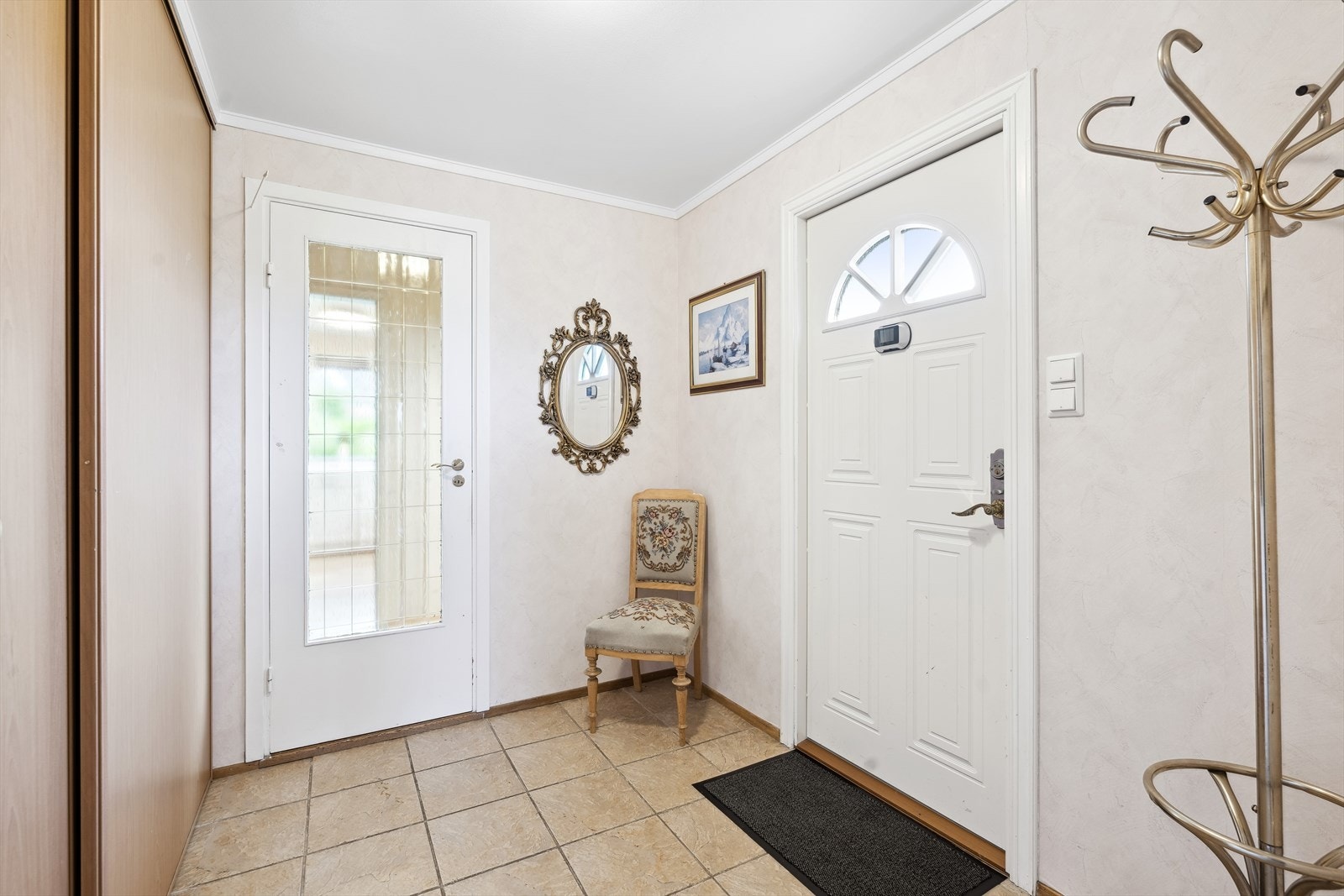 Flislagt gang med skyvedørsgarderobe. Galleribilde