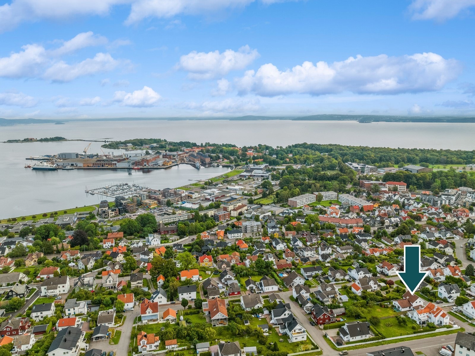 Det er kort vei til sentrum med alle de fasiliteter det bringer med seg av matbutikker, postkontor, kjøpesenter, vinmonopol og diverse butikker (Pil på huset) Galleribilde
