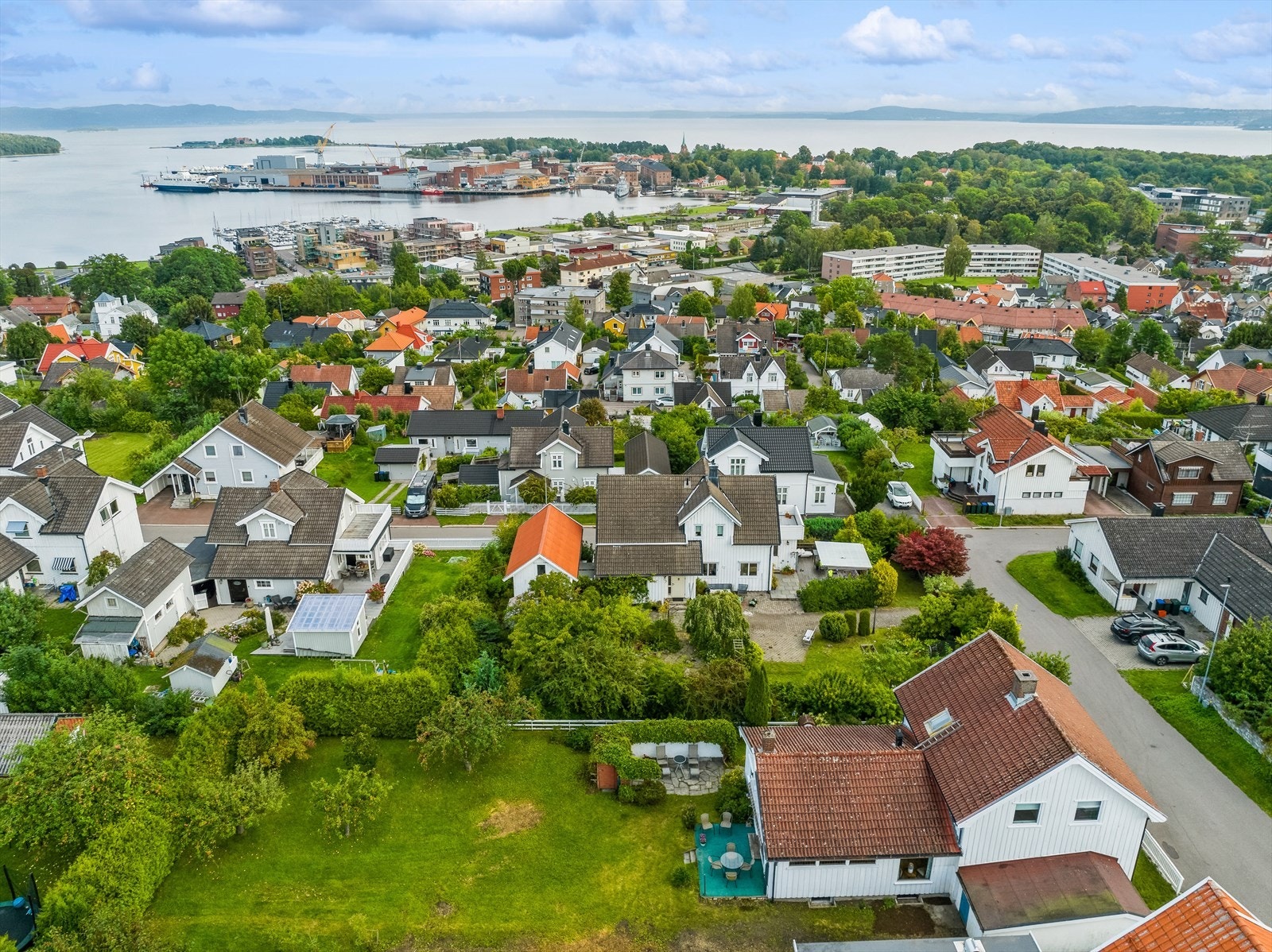 Eneboligen ligger i et etablert, barnevennlig og sentralt boligområde i Åsen, rett ovenfor Horten sentrum. Galleribilde